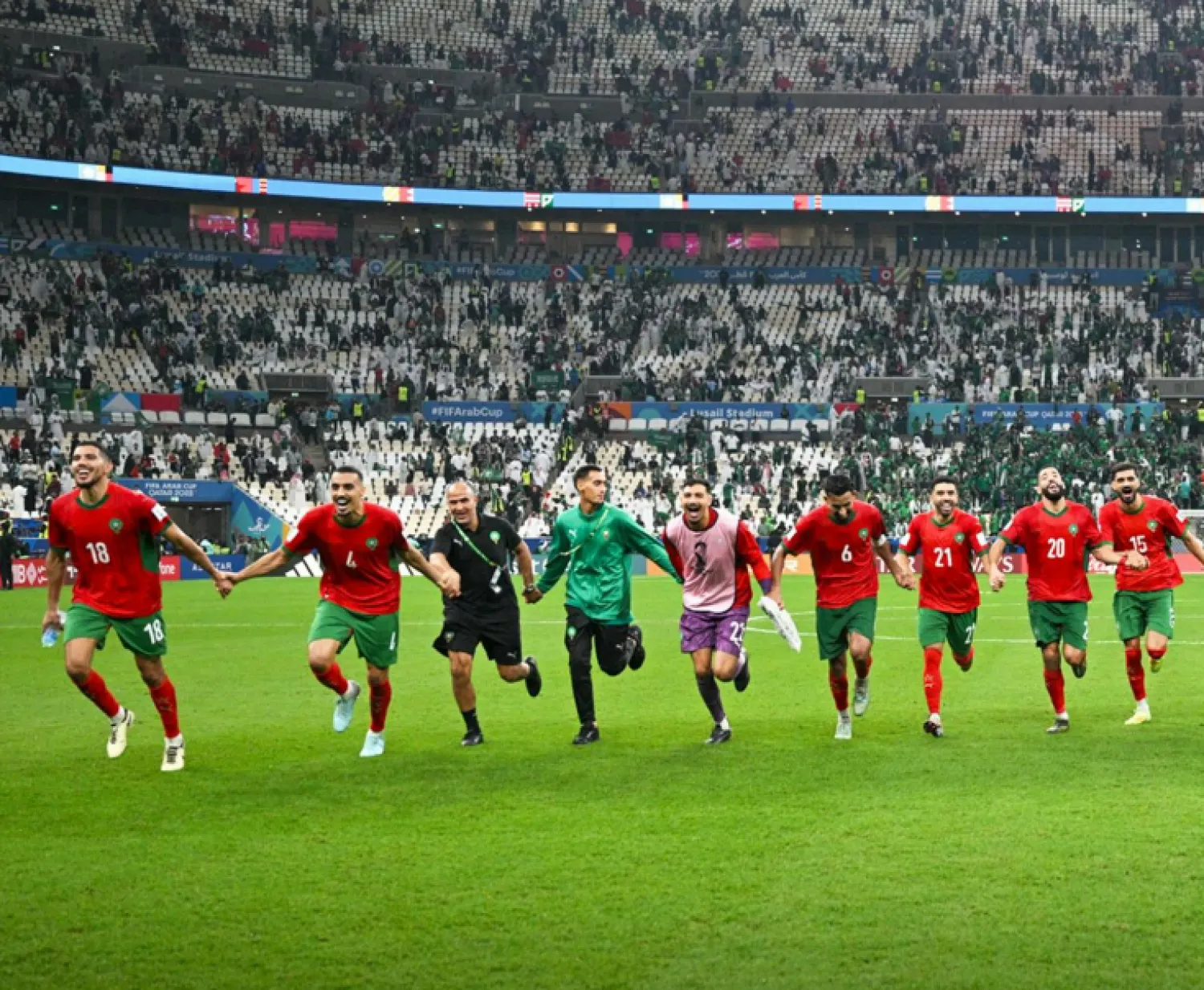 فرحة لاعبي منتخب المغرب بعد الفوز على المنتخب السعودي في المواجهة الأخيرة (أ.ف.ب)