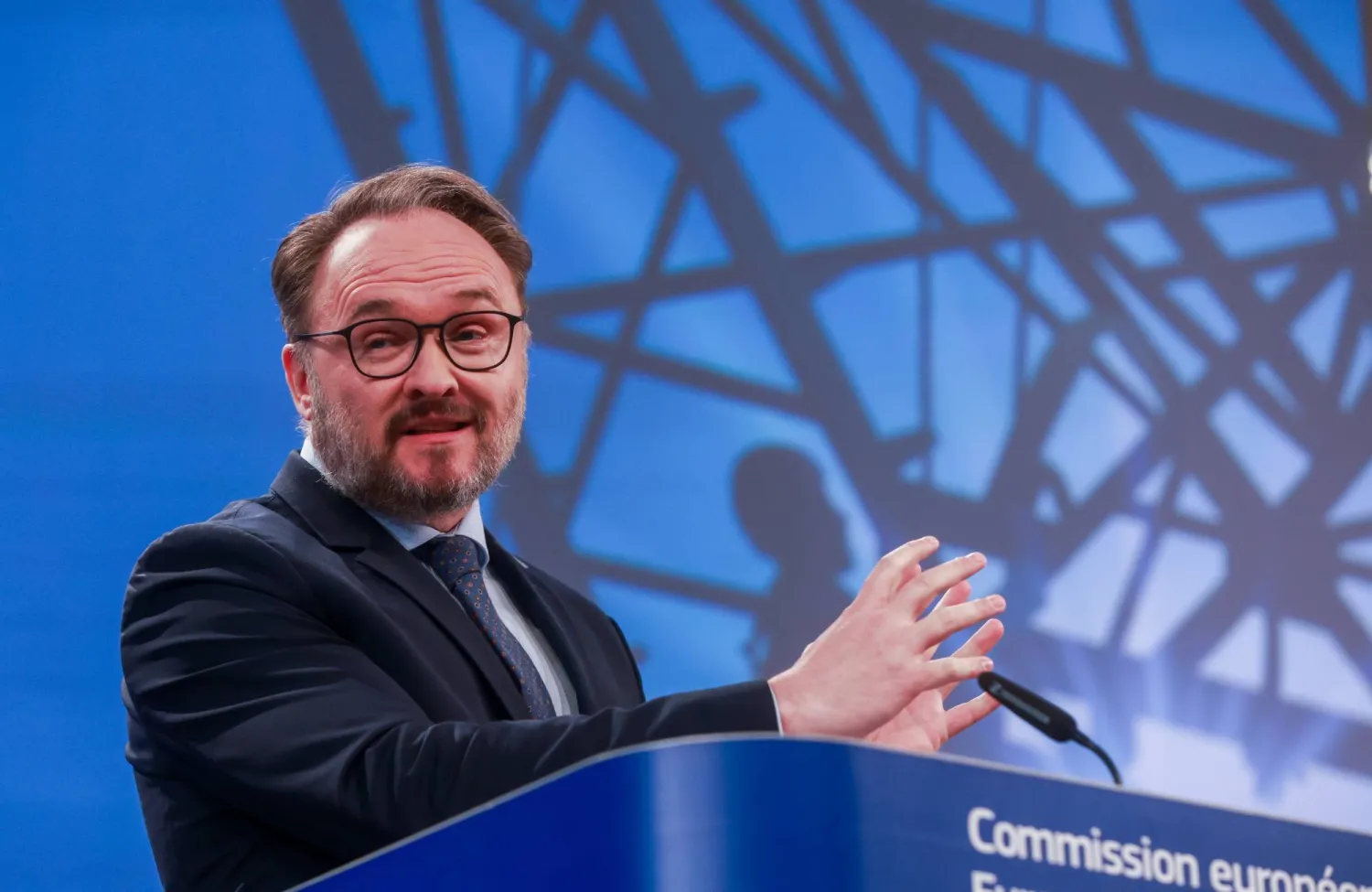المفوض الأوروبي لشؤون الطاقة والإسكان دان يورغنسن يتحدث بمؤتمر صحافي في بروكسل (إ.ب.أ)