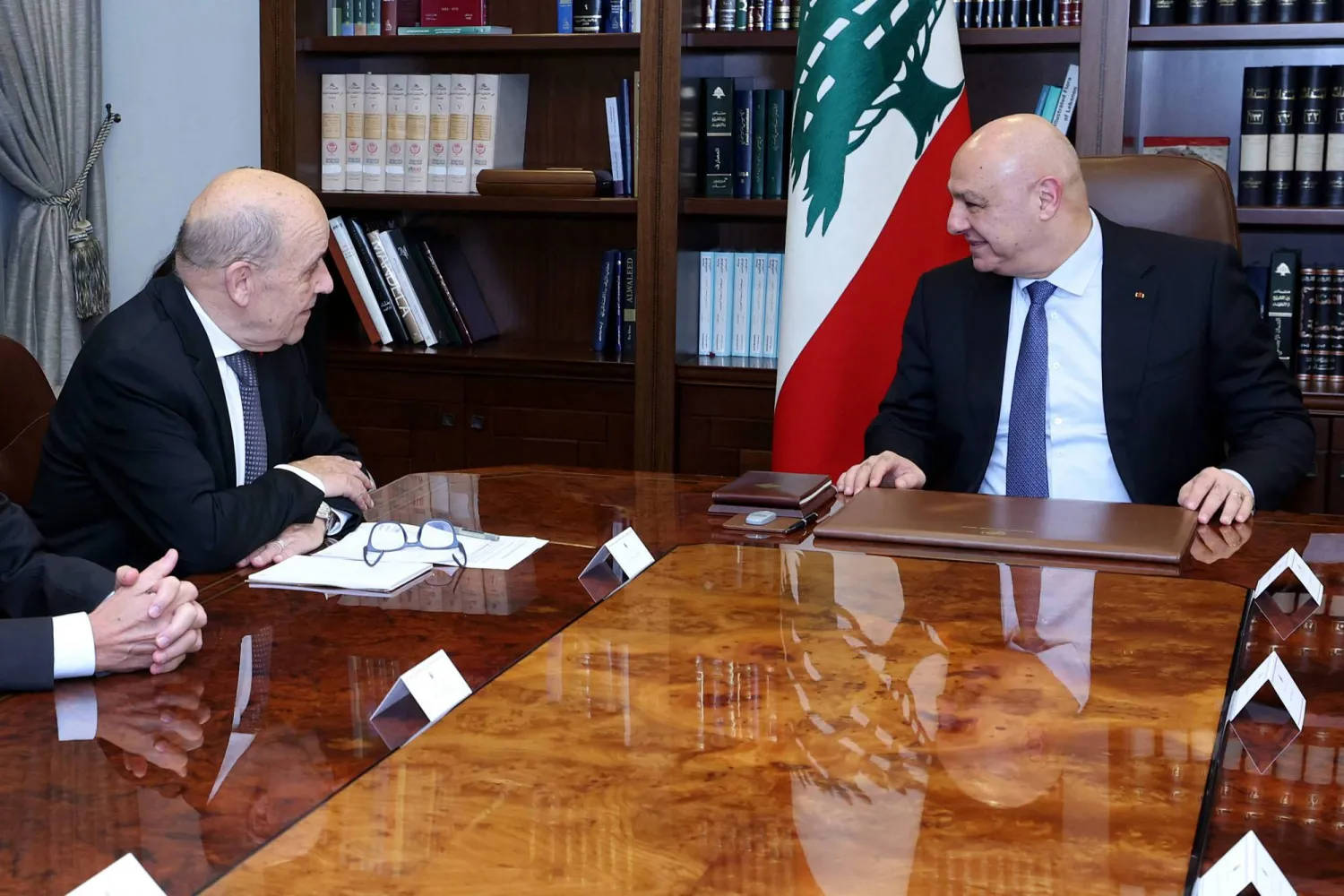 الرئيس اللبناني جوزيف عون يستقبل الموفد الفرنسي جان إيف لودريان في بيروت الاثنين (الرئاسة اللبنانية)