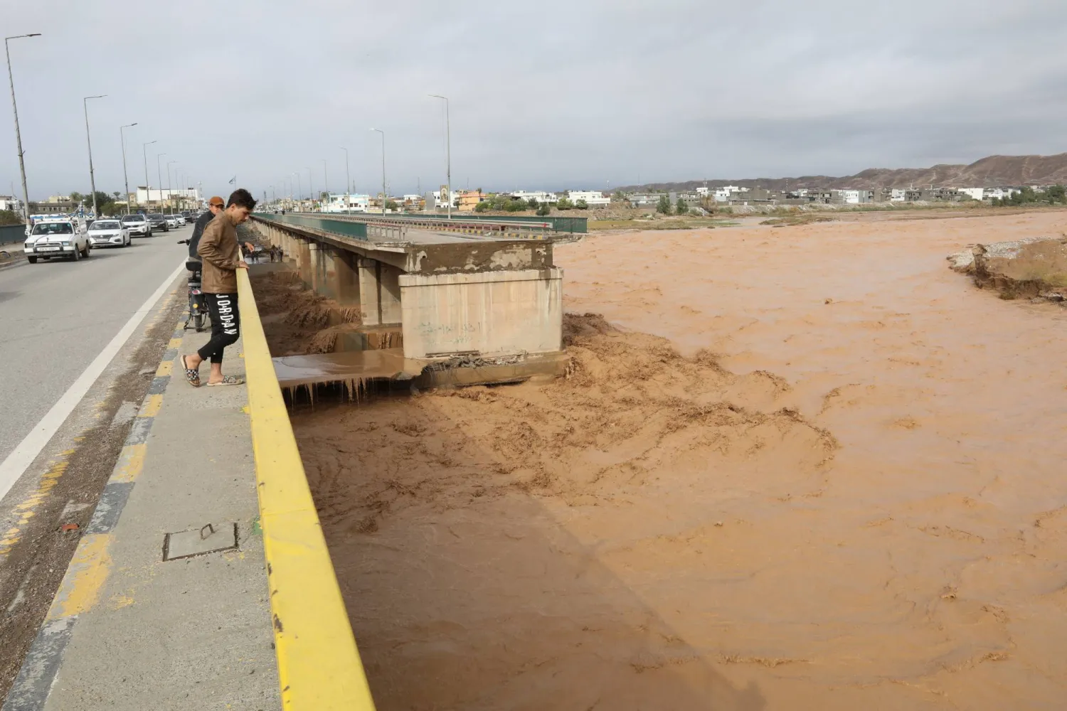 جسر تضرر نتيجة السيول في طوز خورماتو على الطريق بين بغداد وكركوك الأربعاء (رويترز)