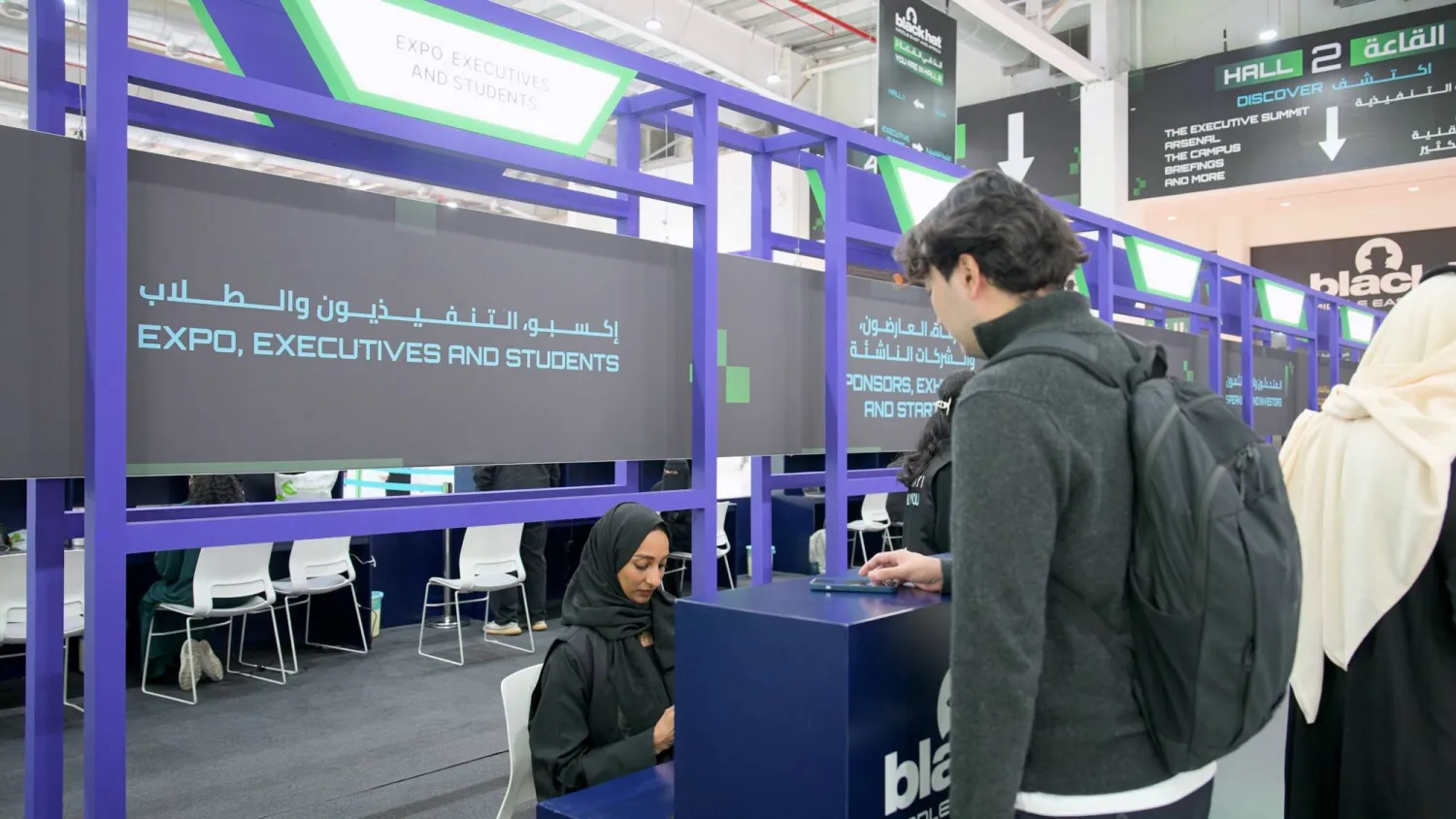 معرض «بلاك هات» أفسح مساحة كبيرة للطلاب ضمن فعالياته (تصوير: تركي العقيلي)