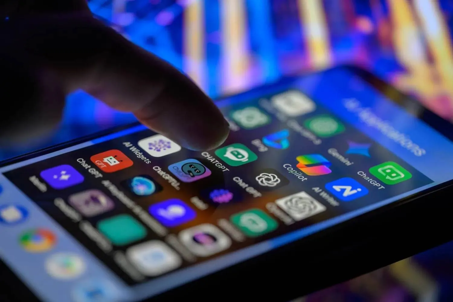 ستتيح الساعات النووية إنتاج هواتف فائقة الأداء (رويترز)