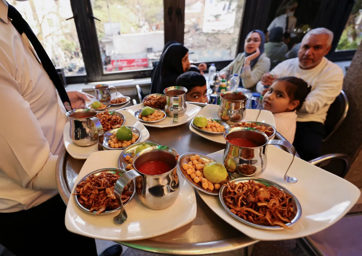 أسرة مصرية في مطعم لـ«الكشري» بالعاصمة القاهرة (رويترز)
