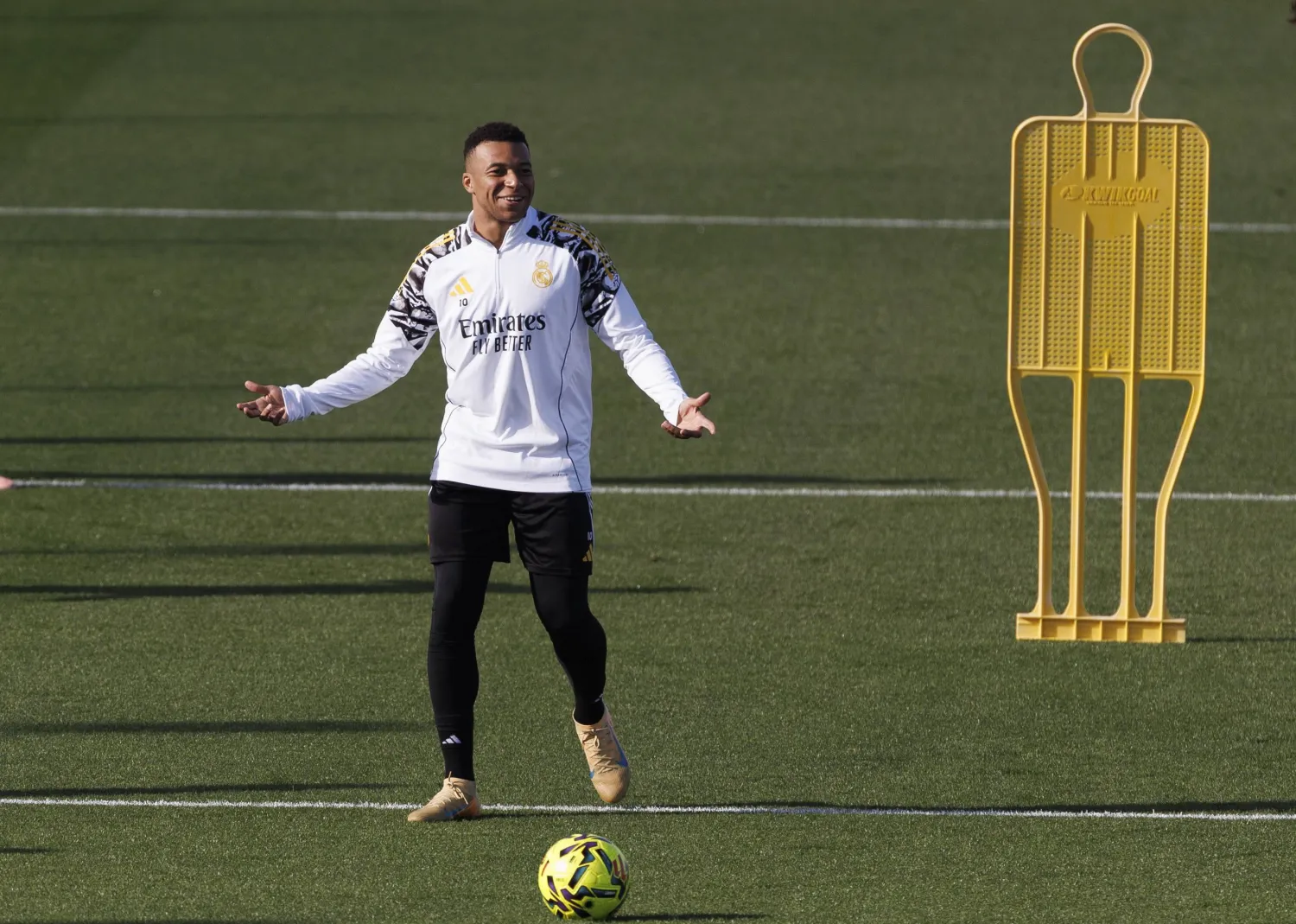 مبابي خلال التدريبات (إ.ب.أ)