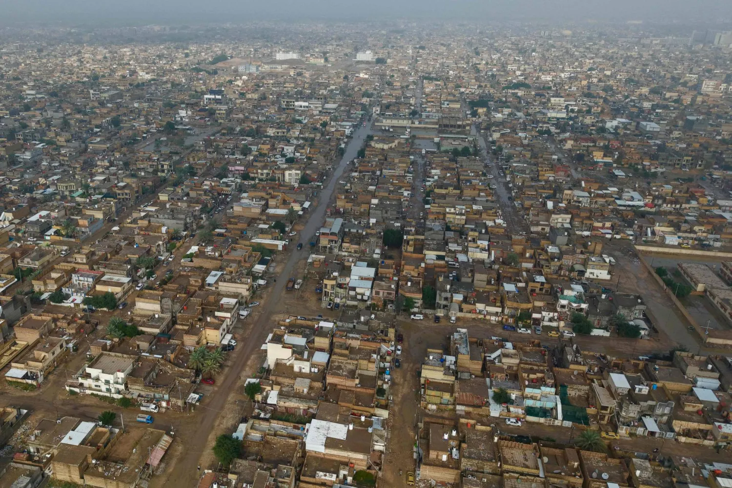 صورة جوية تُظهر شوارع غارقة بالمياه في مدينة الحلة وسط العراق (أ.ف.ب)