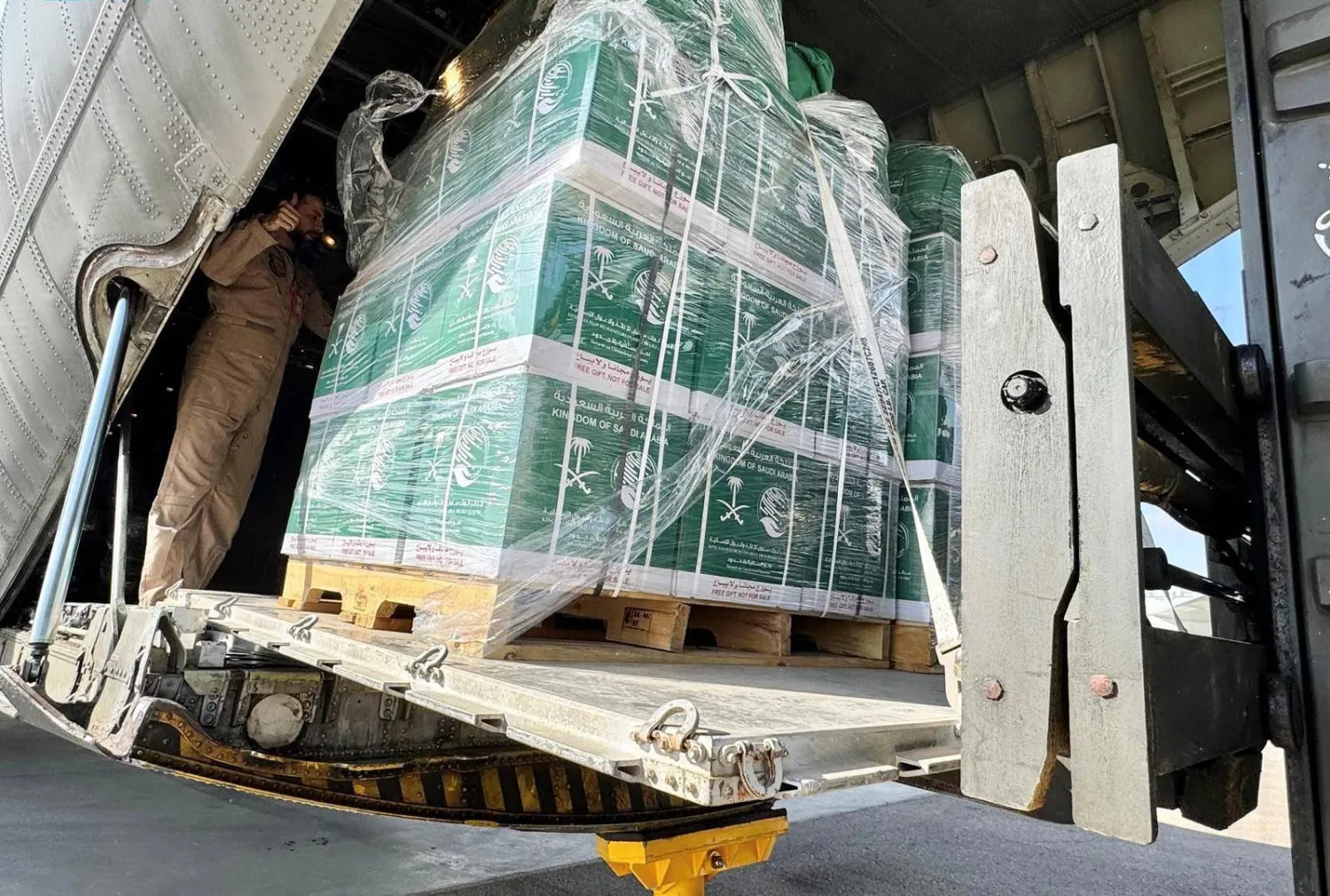 حملت الطائرة الإغاثية سلالاً غذائية وحقائب إيوائية تمهيداً لنقلها إلى المتضررين داخل غزة (واس)