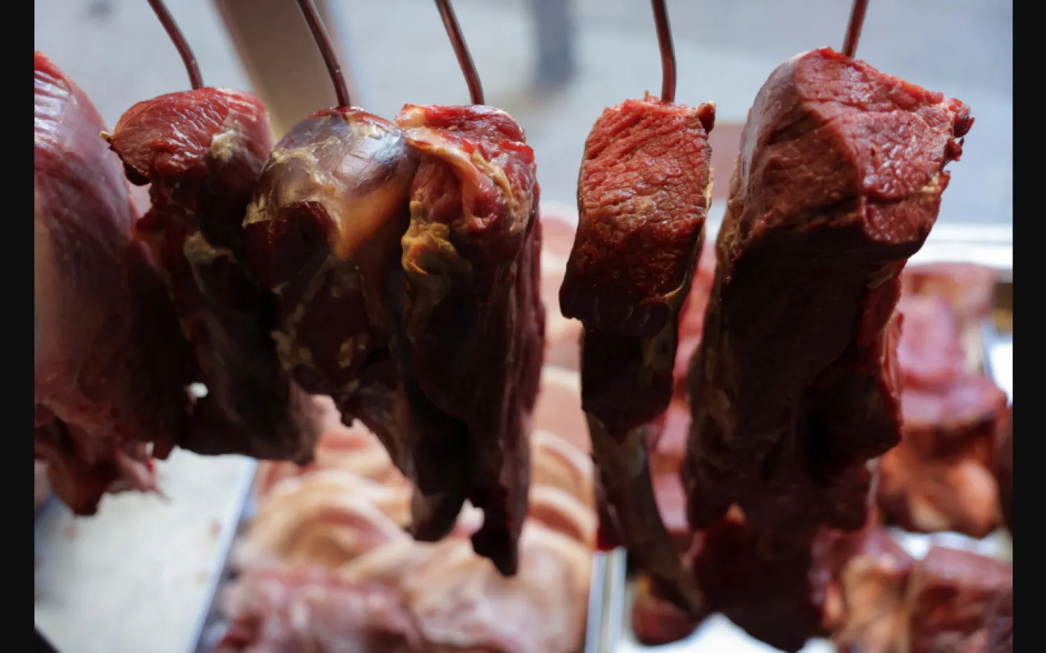 استبعاد اللحوم يُقلل من كمية الدهون المشبعة والكوليسترول التي تتناولها (رويترز)