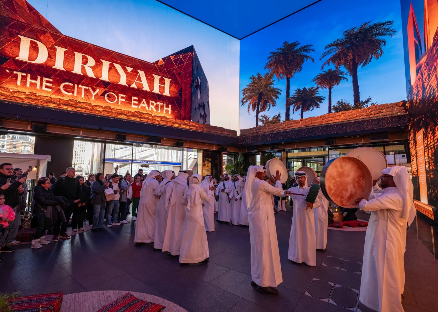 تحوّلت «رحلة من نور» في «أوترنت» لندن إلى نموذج جديد للسرد الثقافي باستخدام التكنولوجيا الغامرة (Outernet)