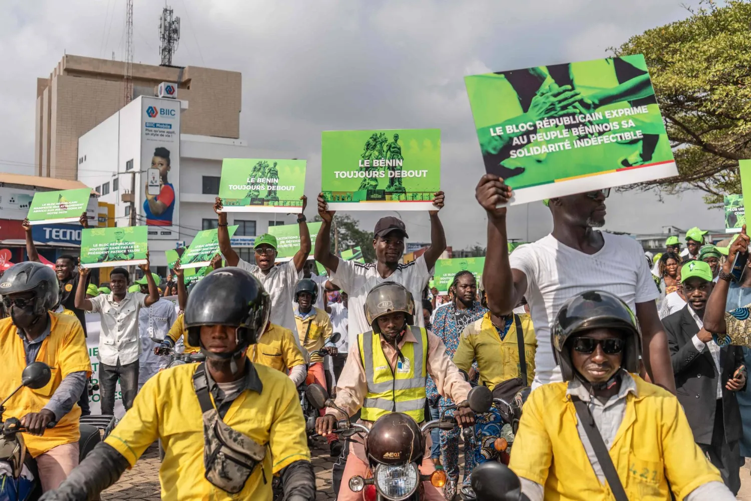 مؤيدون يحملون لافتة خلال تجمع لدعم رئيس بنين باتريس تالون (أ.ف.ب)