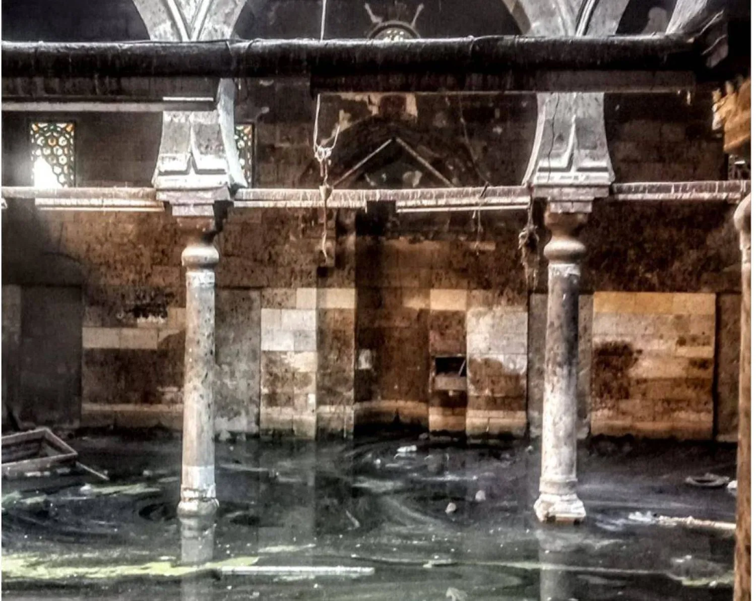 المسجد الأثري يعاني من المياه الجوفية (صفحة الباحث الآثاري الدكتور حسن النجار على «فيسبوك»)