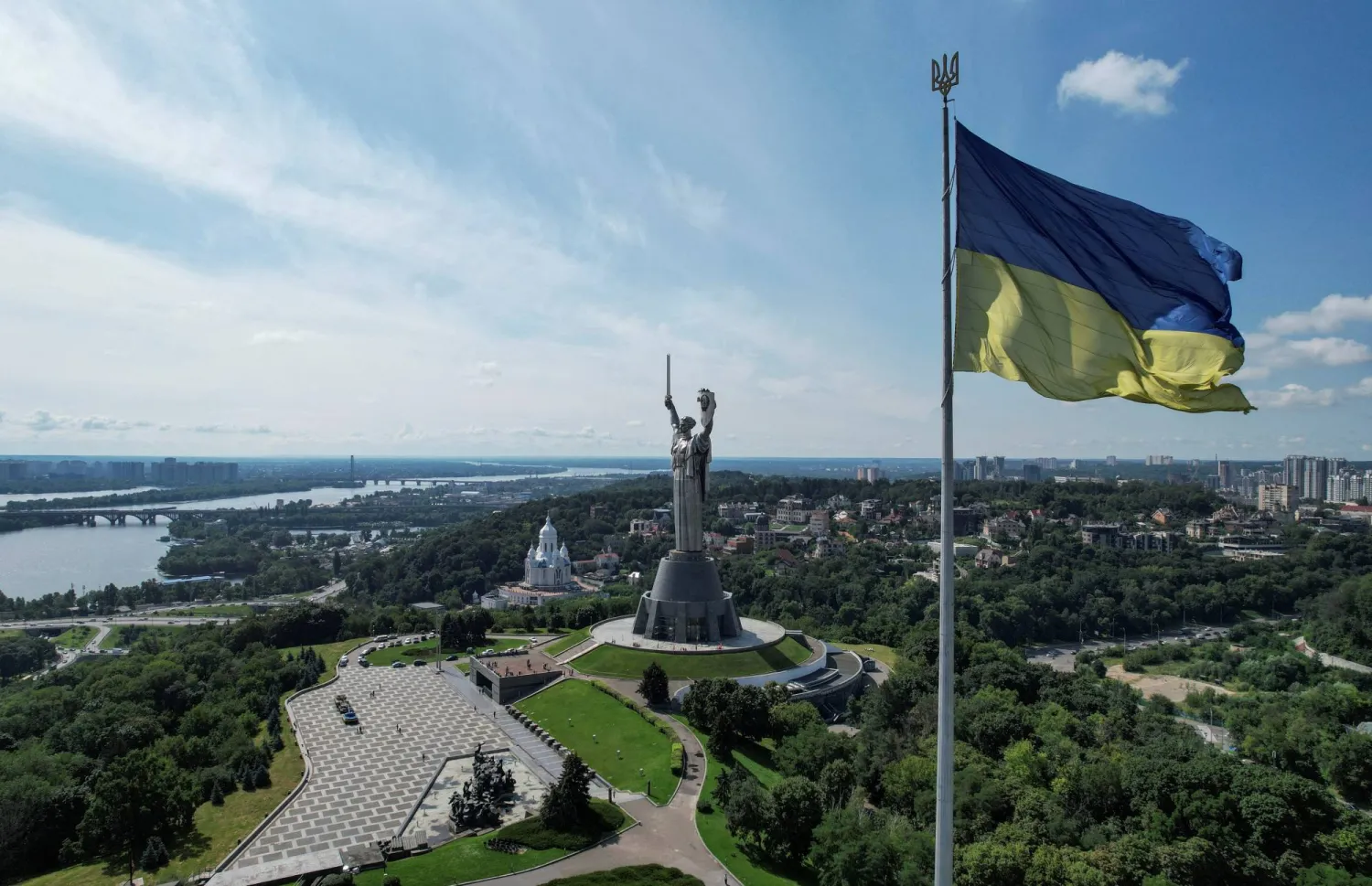 علم أوكرانيا في ميدان رئيسي في العاصمة كييف (رويترز)