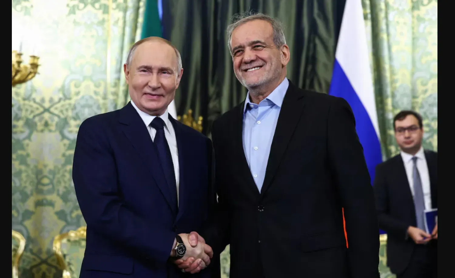 Rusya Devlet Başkanı Vladimir Putin (solda), Moskova'daki görüşmeleri sırasında İranlı mevkidaşı Mesud Pezeşkiyan ile (Reuters)