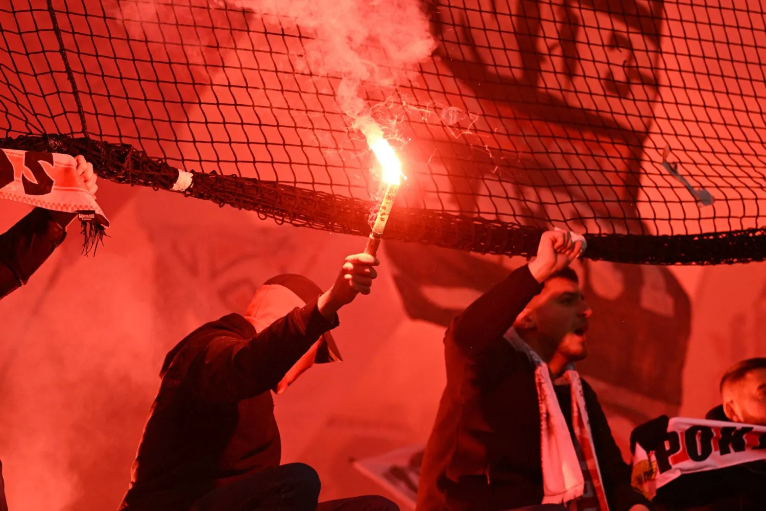 مشجعو شتوتغارت أكدوا أنهم لن يتسامحوا مع أي احتجاجات من آخرين في مدرجاتهم (رويترز)