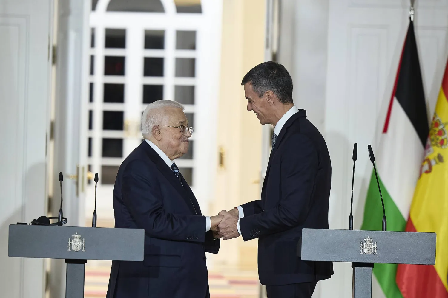 الرئيس الفلسطيني محمود عباس (يسار) يصافح رئيس الوزراء الإسباني بيدرو سانشيز خلال مؤتمر صحافي (د.ب.أ)