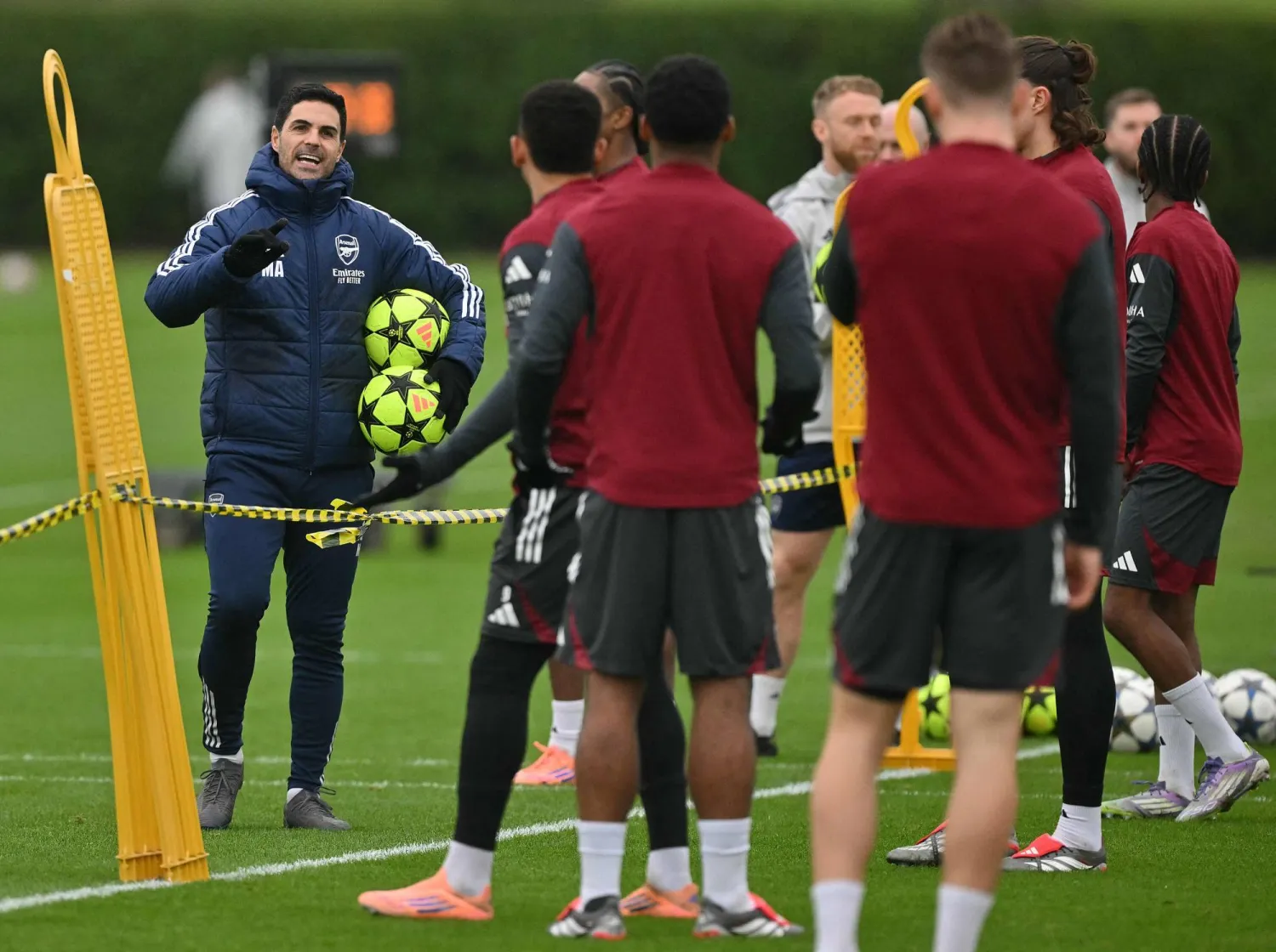 أرتيتا مدرب أرسنال يوجه لاعبيه ومطالبا بالثبات في اللحظات الصعبة قبل نهاية 2025 (ا ف ب)