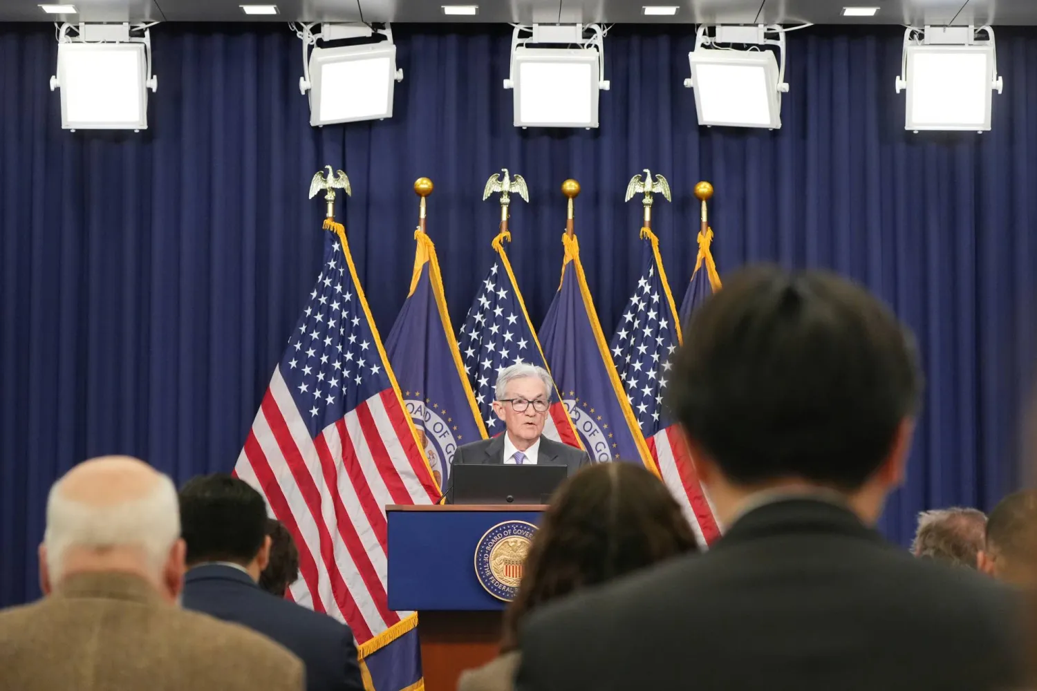 باول في مؤتمره الصحافي بعد قرار اللجنة الفيدرالية (أ.ب)