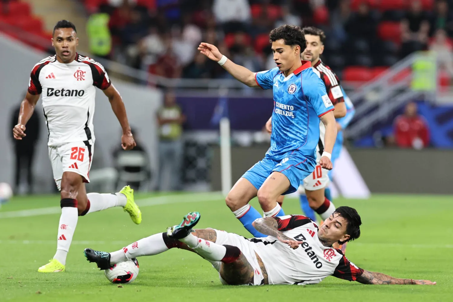 من المباراة التي جمعت فلامنغو وكروز أزول المكسيكي (تصوير: سعد العنزي)