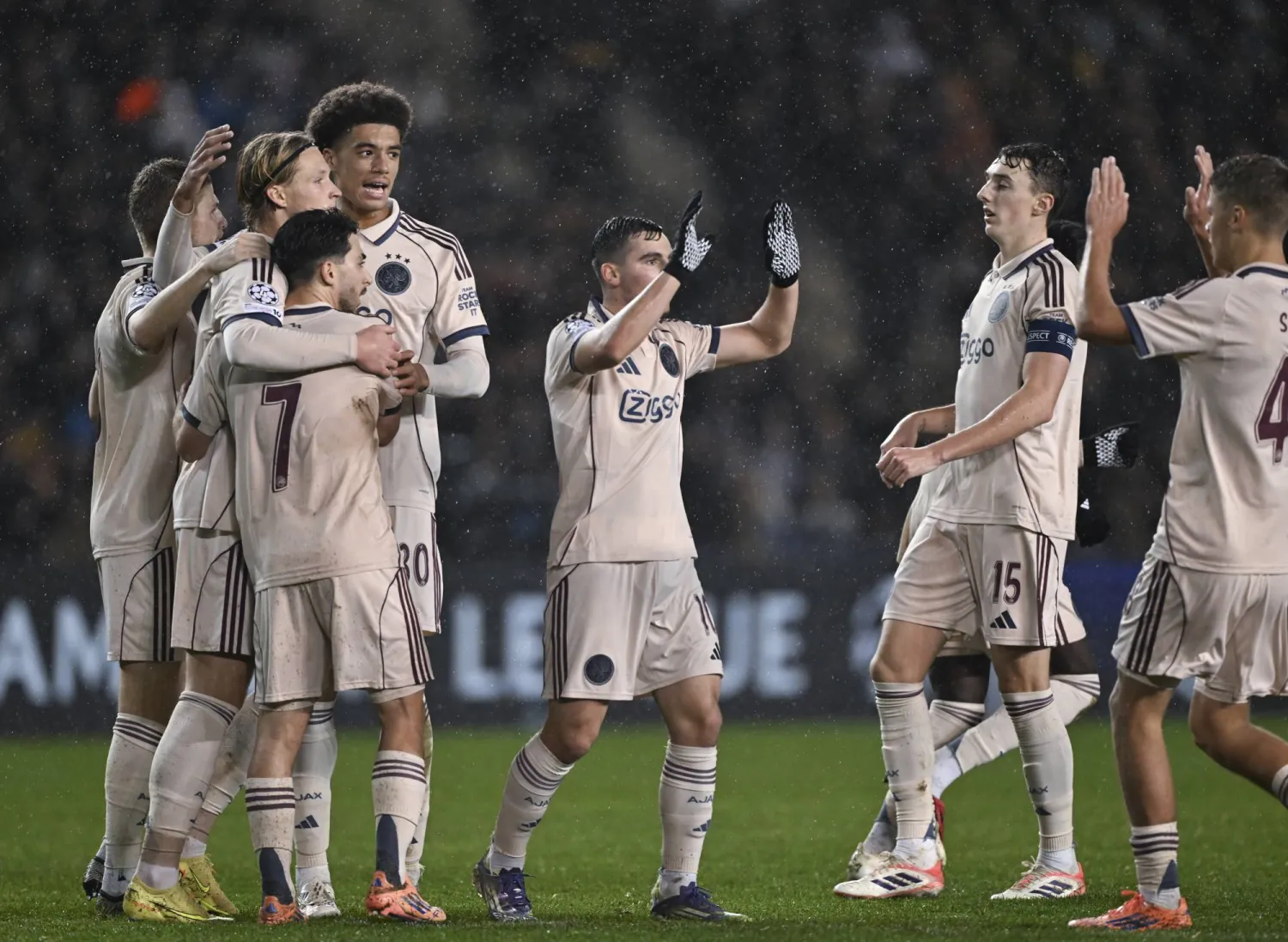 لاعبو أياكس يحتفلون بأحد أهدافهم في المباراة (إ.ب.أ)