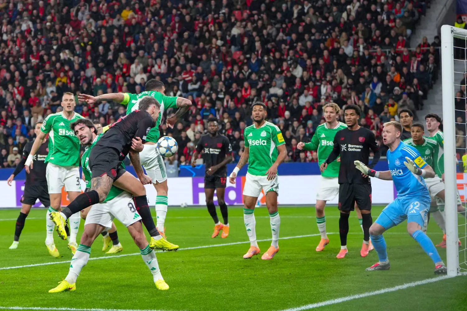 من المباراة التي جمعت ليفركوزن ونيوكاسل (أ.ف.ب)