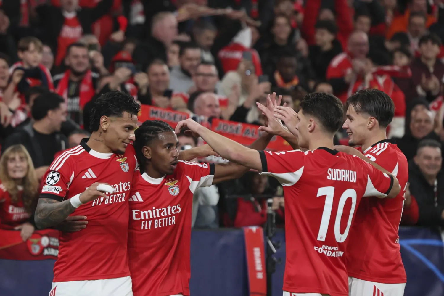 لاعبو بنفيكا يحتفلون بهدفهم الثاني (إ.ب.أ)