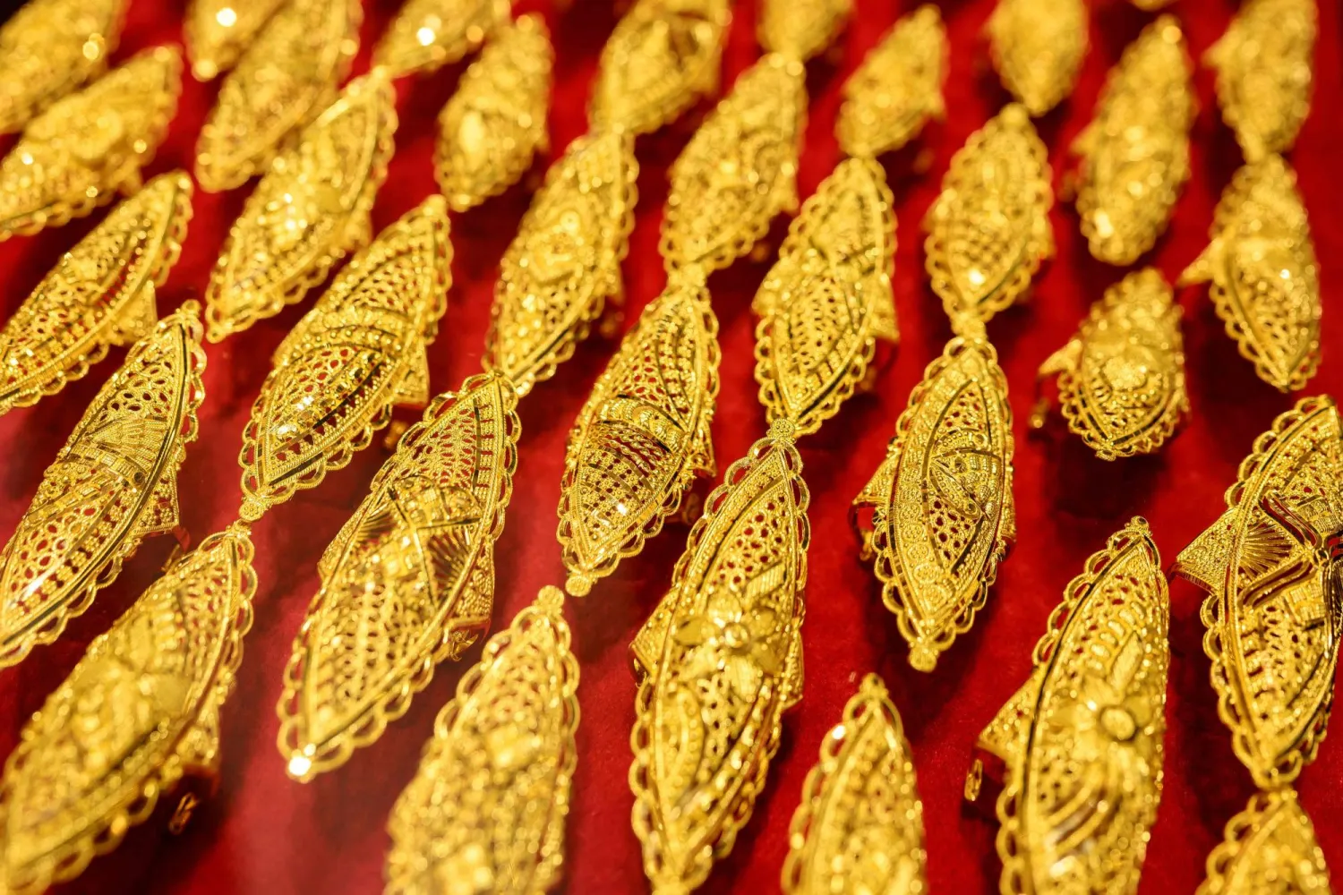 خواتم ذهبية معروضة للبيع في محل ذهب بالسوق الكبير في إسطنبول (أ.ف.ب)