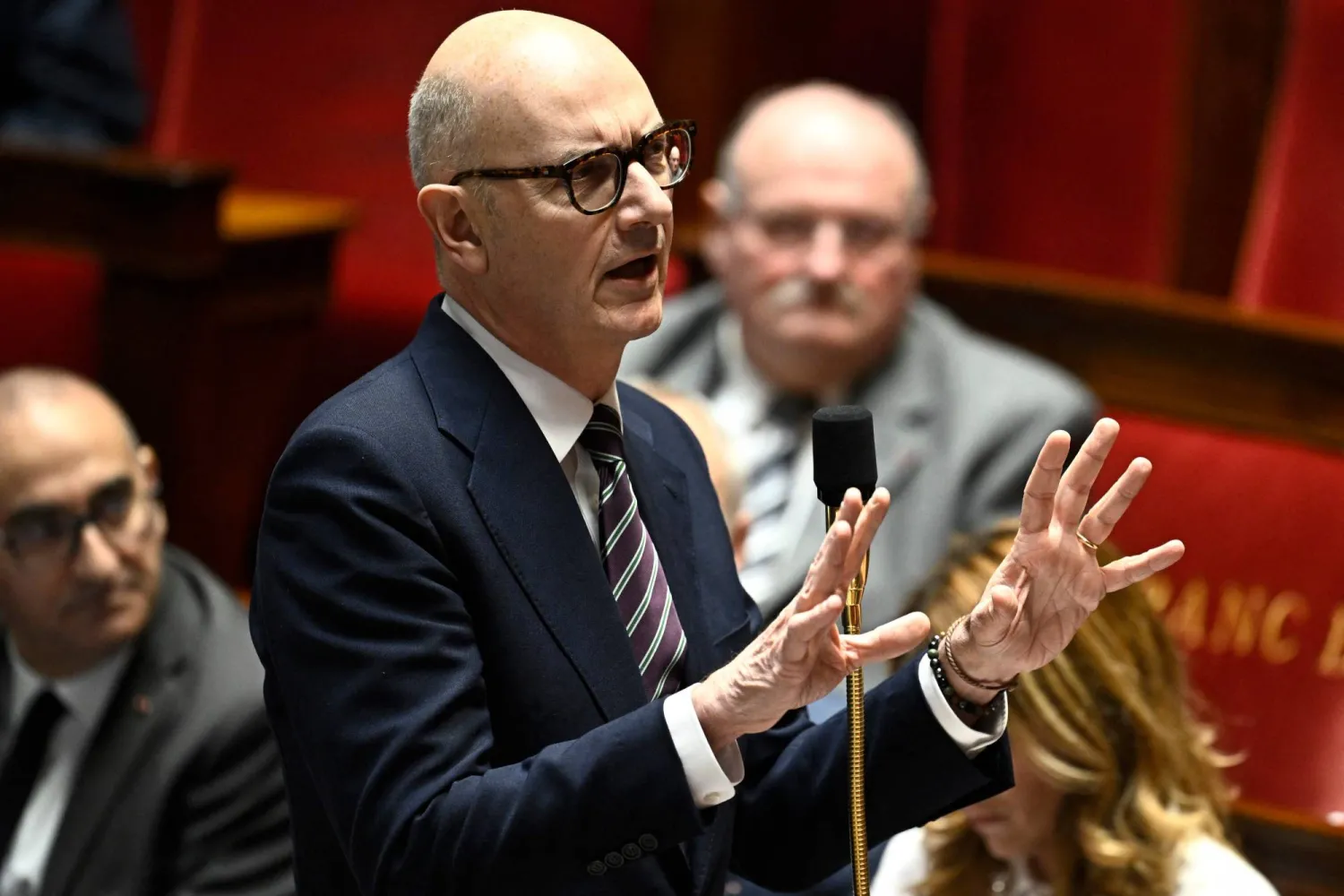 وزير الاقتصاد والمالية الفرنسي رولان ليسكور يجيب عن الأسئلة خلال جلسة استجواب حكومية في «الجمعية الوطنية» (أ.ف.ب)