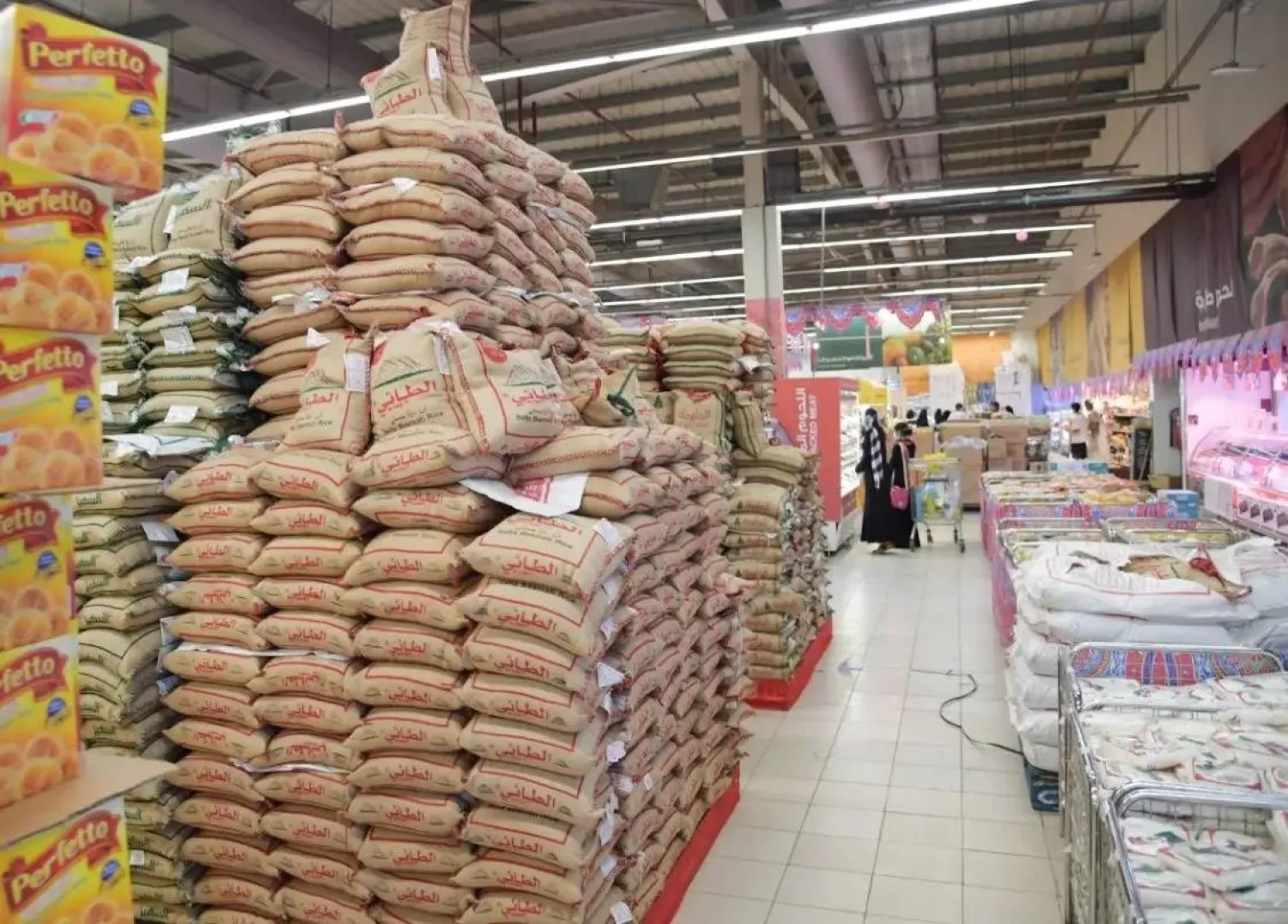 سلع غذائية في أحد مراكز التسوق في السعودية (واس)