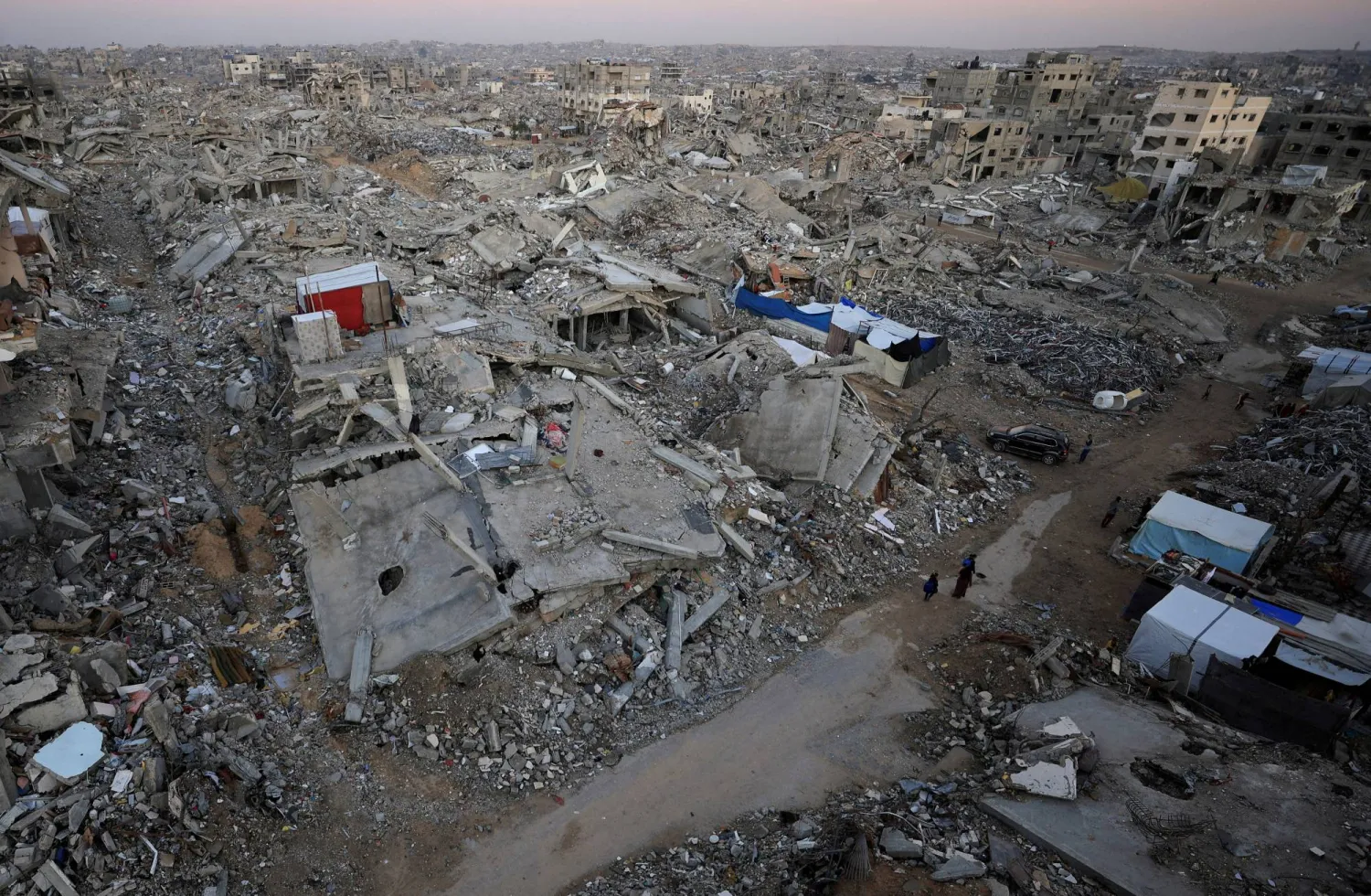 جانب من الدمار جرّاء الغارات الإسرائيلية على قطاع غزة (رويترز)