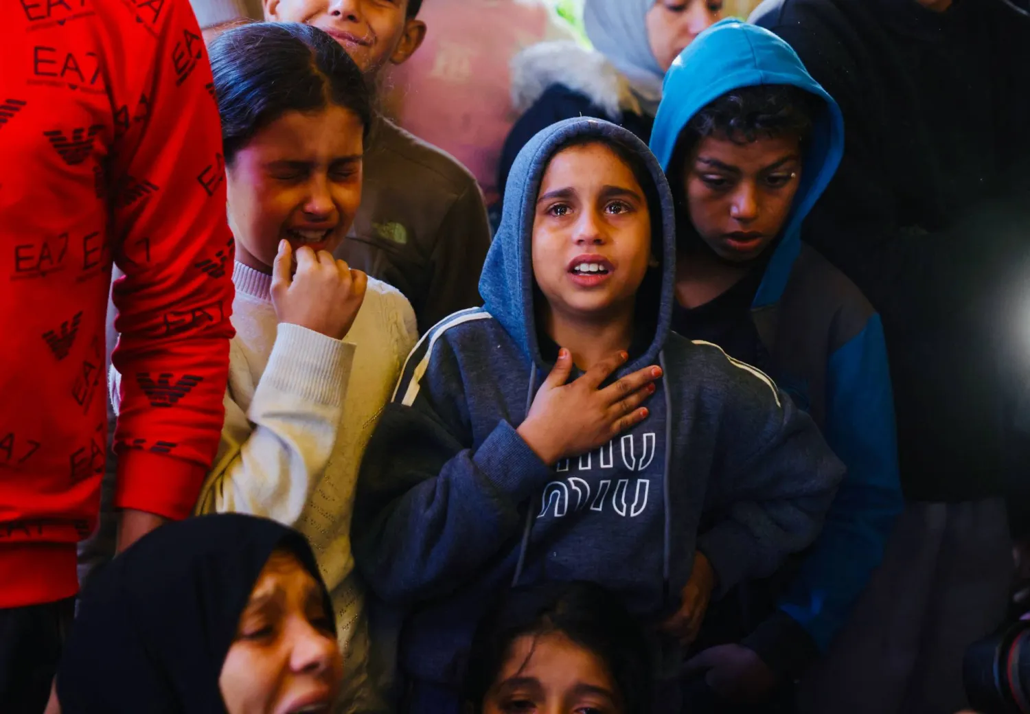 أطفال يبكون أقاربهم الذين قُتلوا علي يد الجيش الإسرائيلي مطلع الأسبوع الحالي في مستشفى ناصر بخان يونس جنوب قطاع غزة (أ.ف.ب)