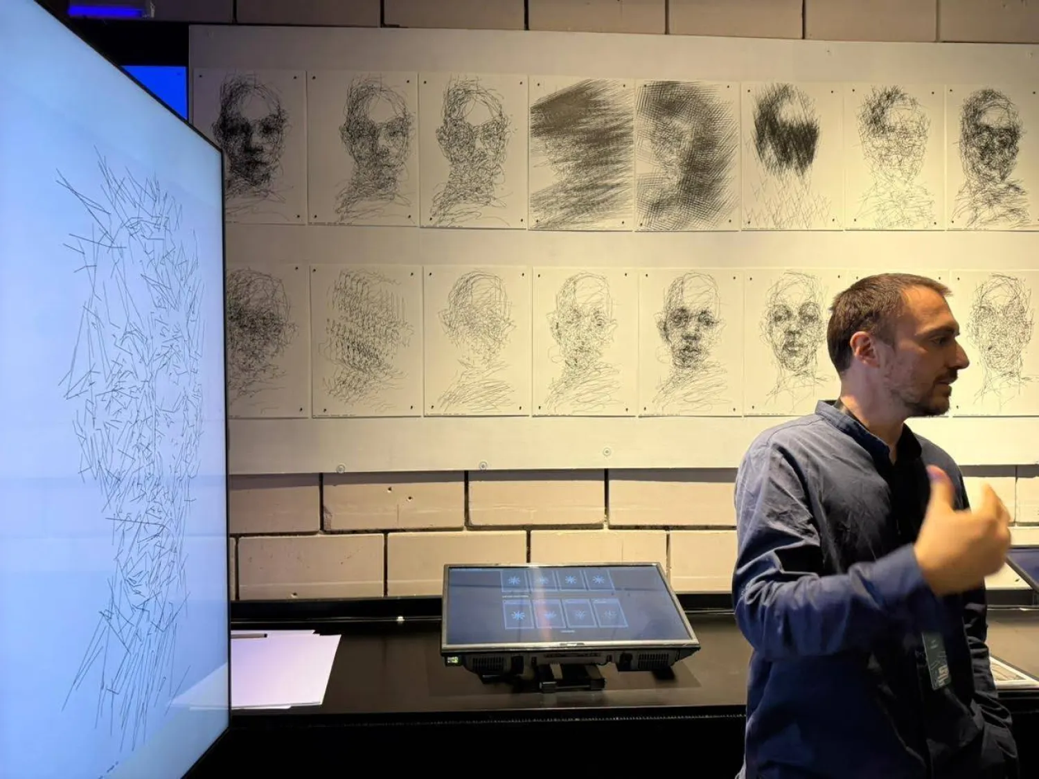 الإيطالي ماركو في مساحته الفنّية ضمن «أسبوع مسك للفنون» (الشرق الأوسط)