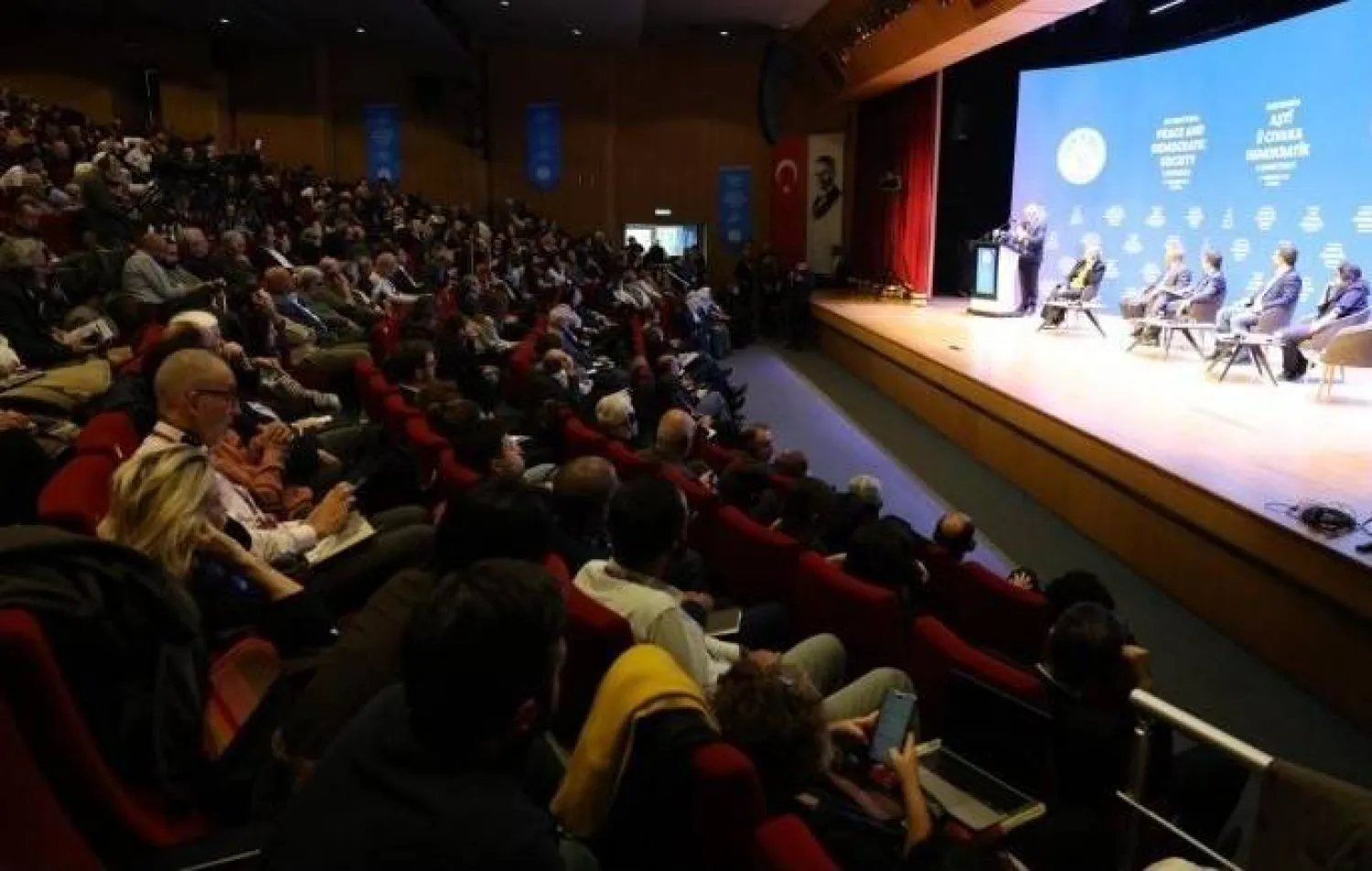 جانب من «مؤتمر السلام والمجتمع الديمقراطي» الذي نظمه حزب «الديمقراطية والمساواة للشعوب» المؤيد للأكراد في إسطنبول في 6 و7 ديسمبر (حساب الحزب في إكس)