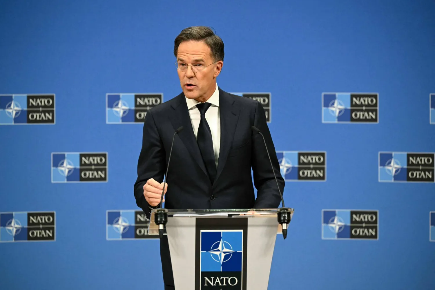 الأمين العام لـ«حلف شمال الأطلسي» مارك روته يتحدث خلال مؤتمر صحافي قبل اجتماع وزراء خارجيته بمقره في بروكسل الخميس (أ.ف.ب)