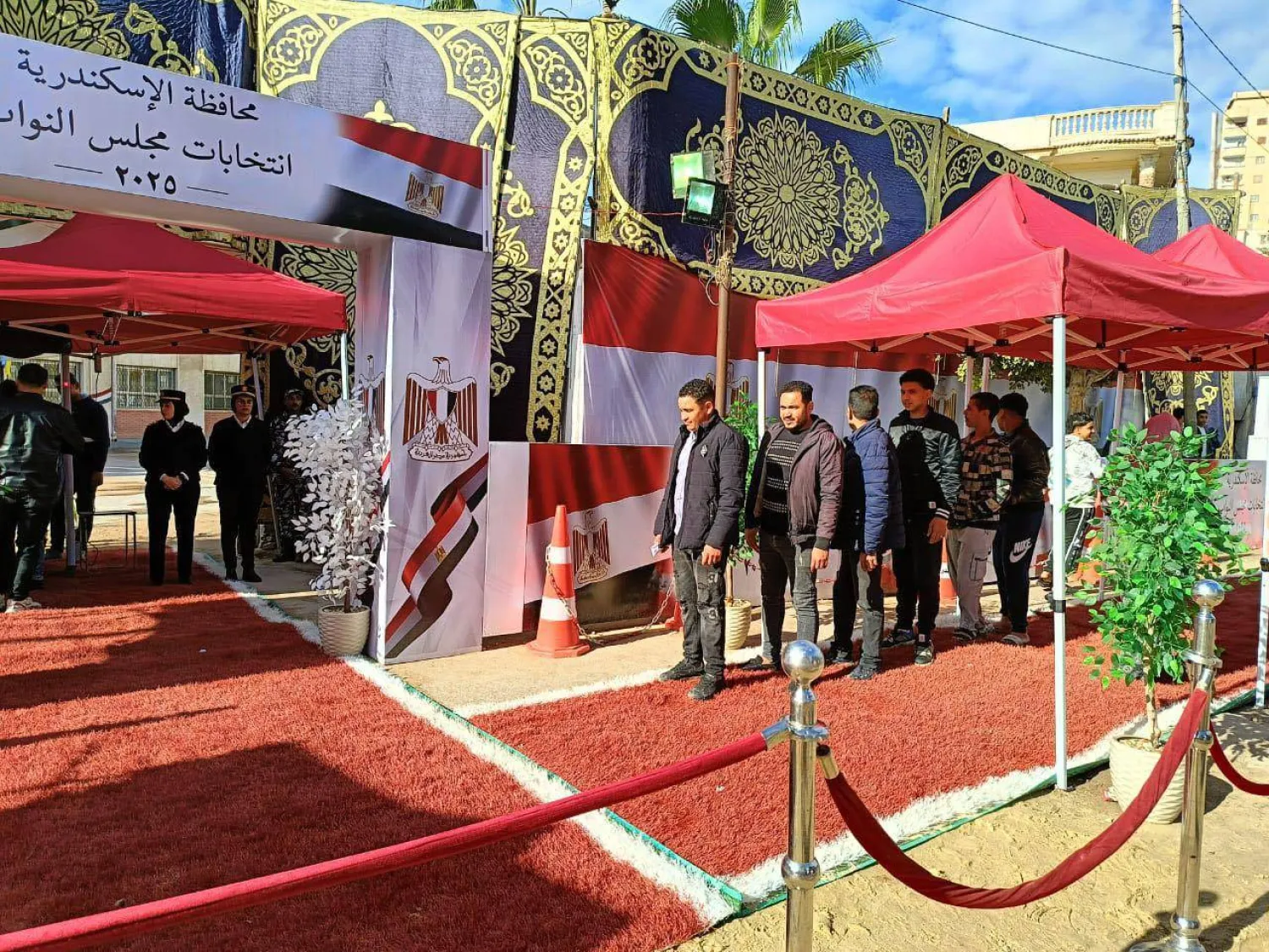 مصريون أمام أحد مراكز الاقتراع في انتخابات «النواب» بالإسكندرية الخميس (تنسيقية شباب الأحزاب)