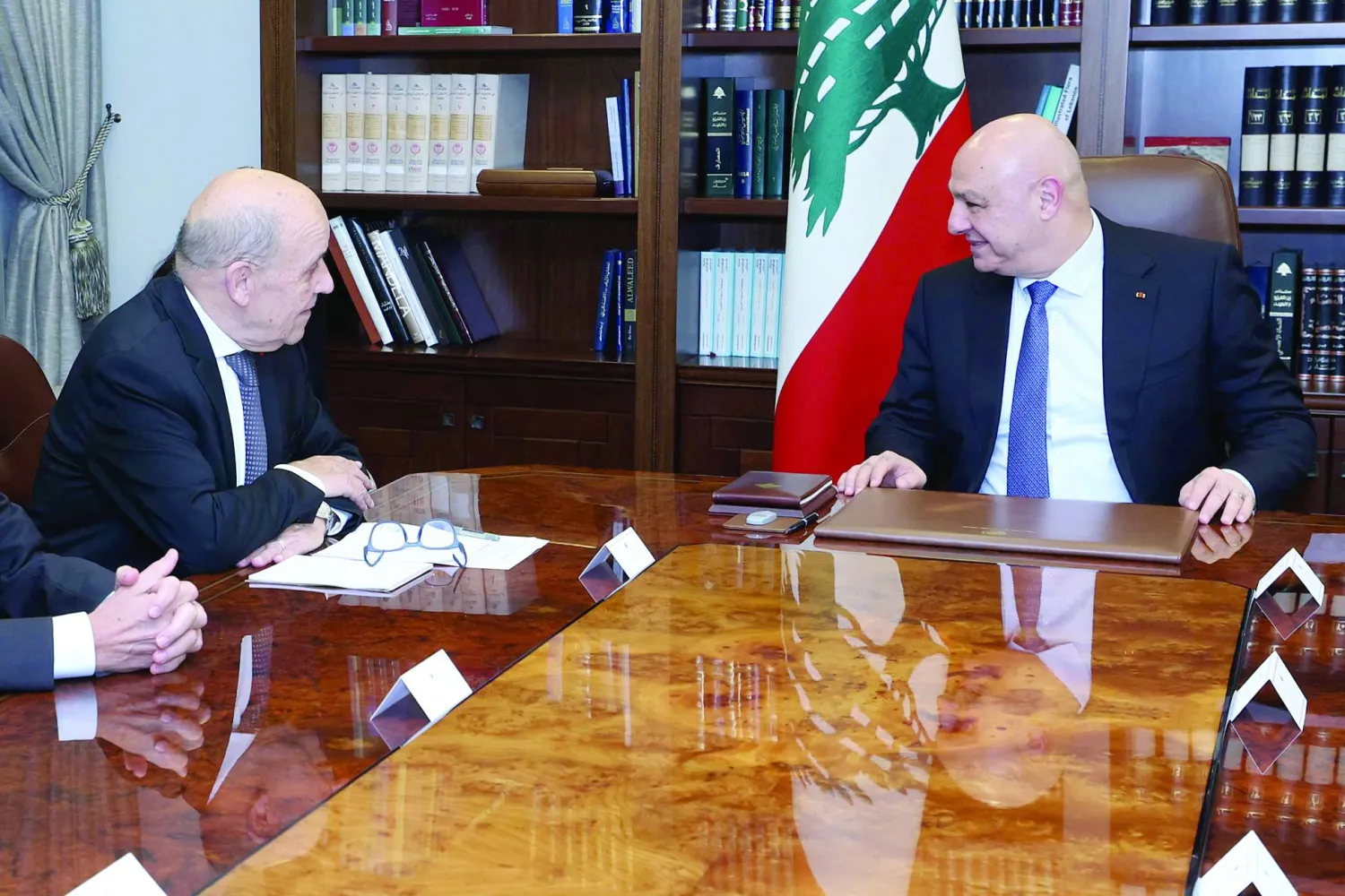 الرئيس اللبناني جوزيف عون يستقبل الموفد الفرنسي جان إيف لودريان في بيروت الاثنين الماضي (الرئاسة اللبنانية)