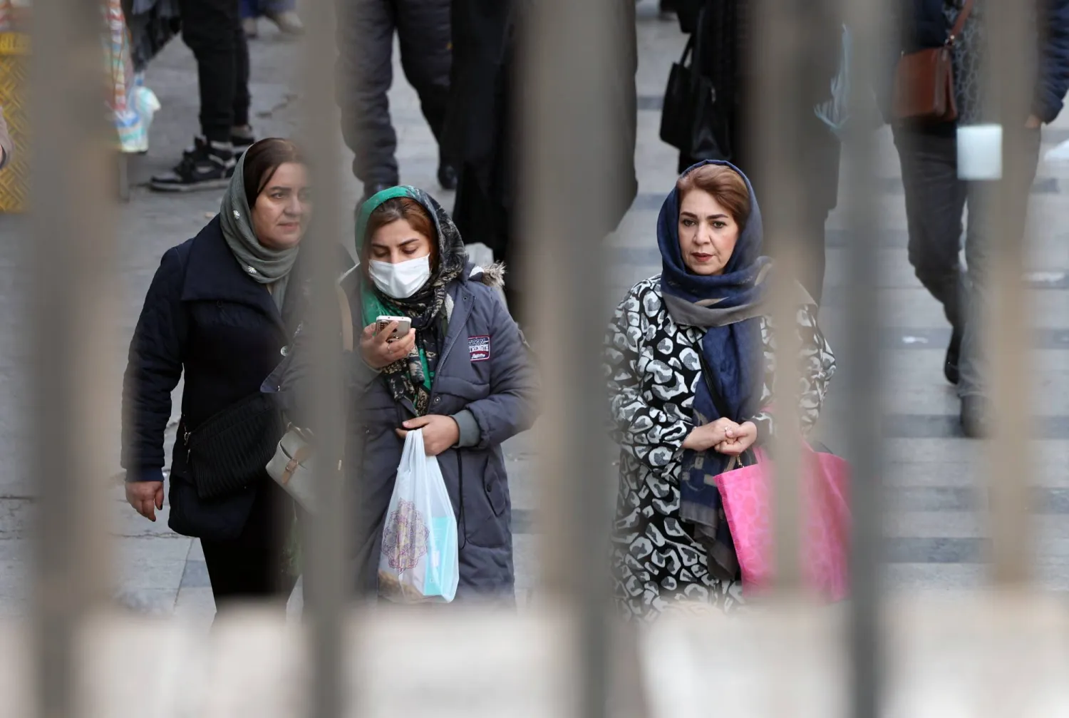 يفرض القانون الجديد عقوبات أشد على النساء اللاتي يرفضن ارتداء الحجاب (إ.ب.أ)