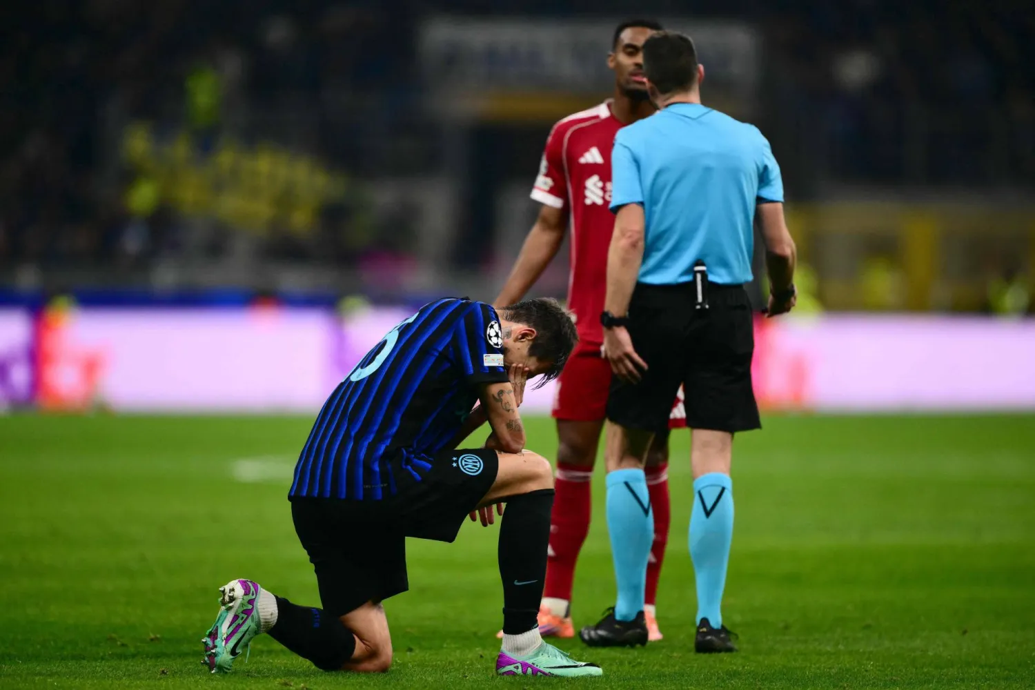 أتشيربي لحظة تعرضه للإصابة (أ.ف.ب)