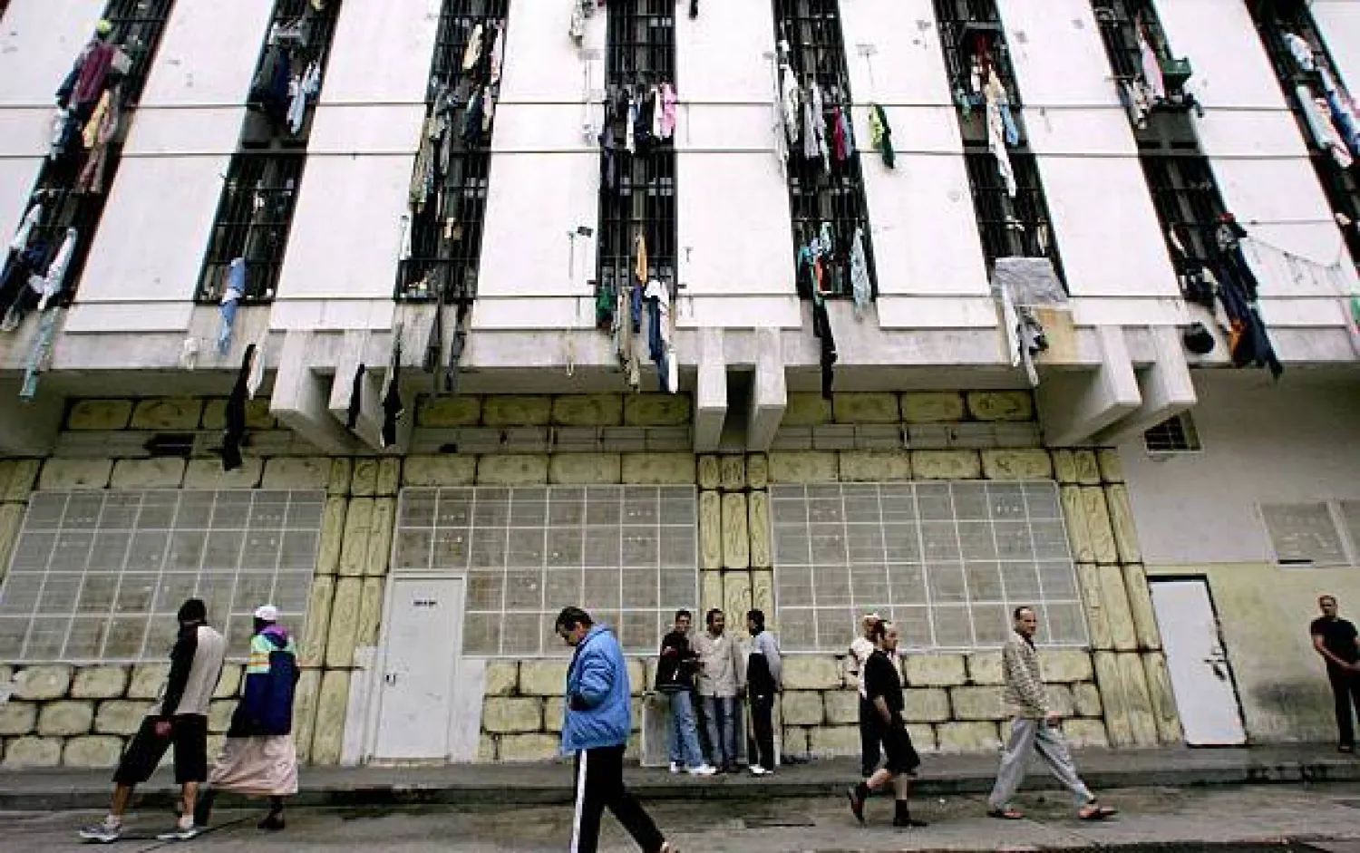 Prisoners stroll through a yard inside Roumieh prison, northeast of Beirut, on April 7, 2006. AFP