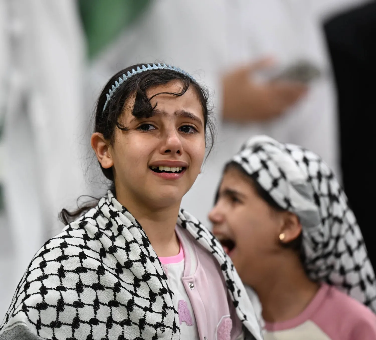 طفلة فلسطينية تبكي بعد خسارة منتخب بلادها في نصف نهائي كأس العرب (تصوير: بشير صالح) 