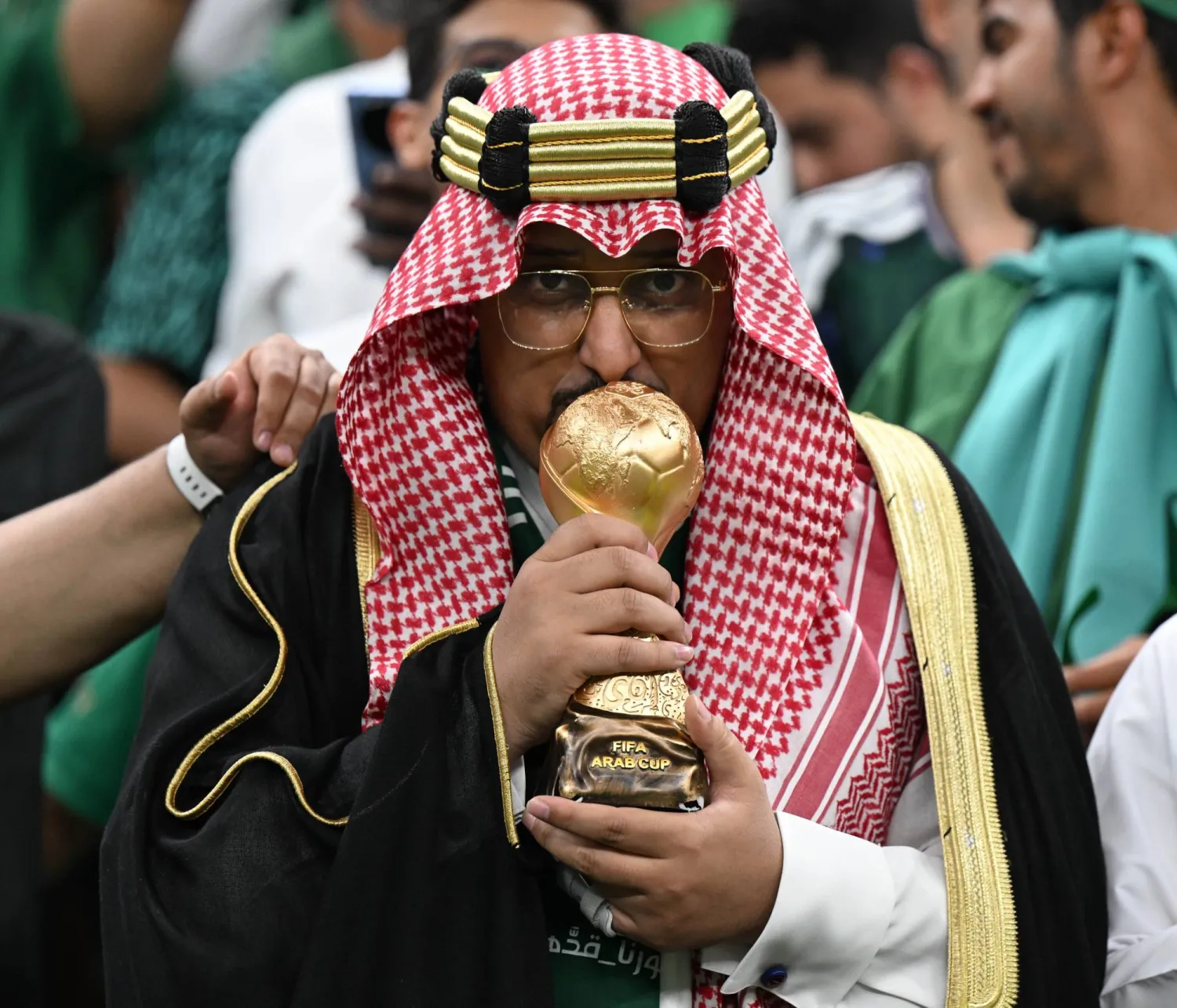 مشجع سعودي محتفلاً بعد بلوغ الأخضر مرحلة نصف نهائي كأس العرب (تصوير: بشير صالح) 