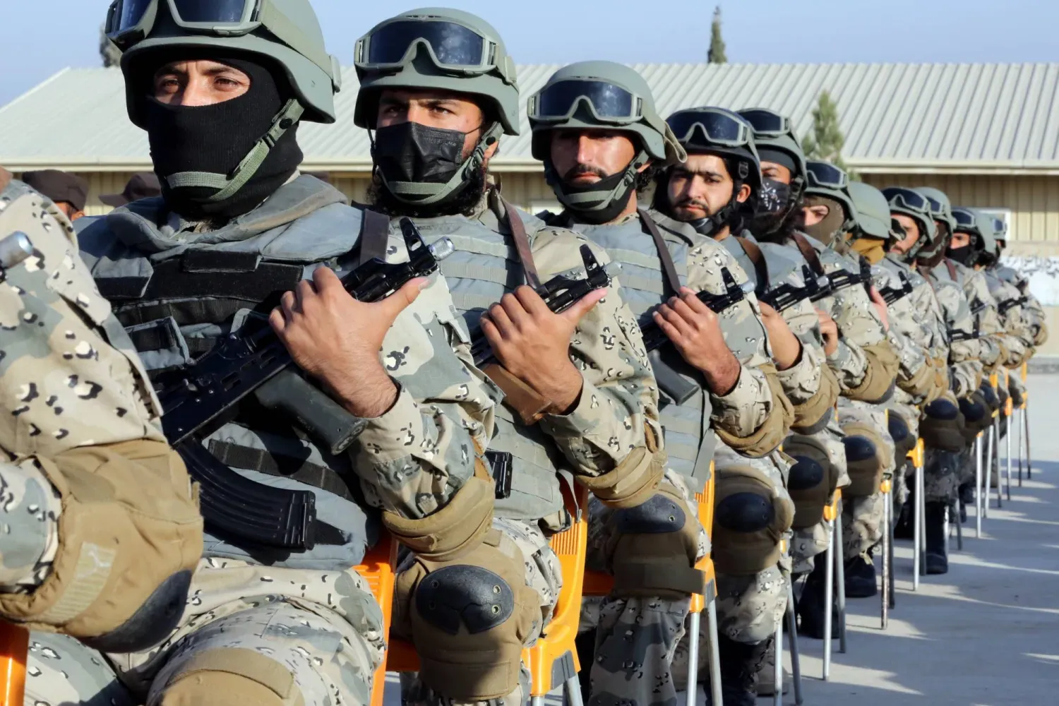 Afganistan'da Perşembe günü Celalabad'da düzenlenen mezuniyet töreninde polis memurları (EPA)