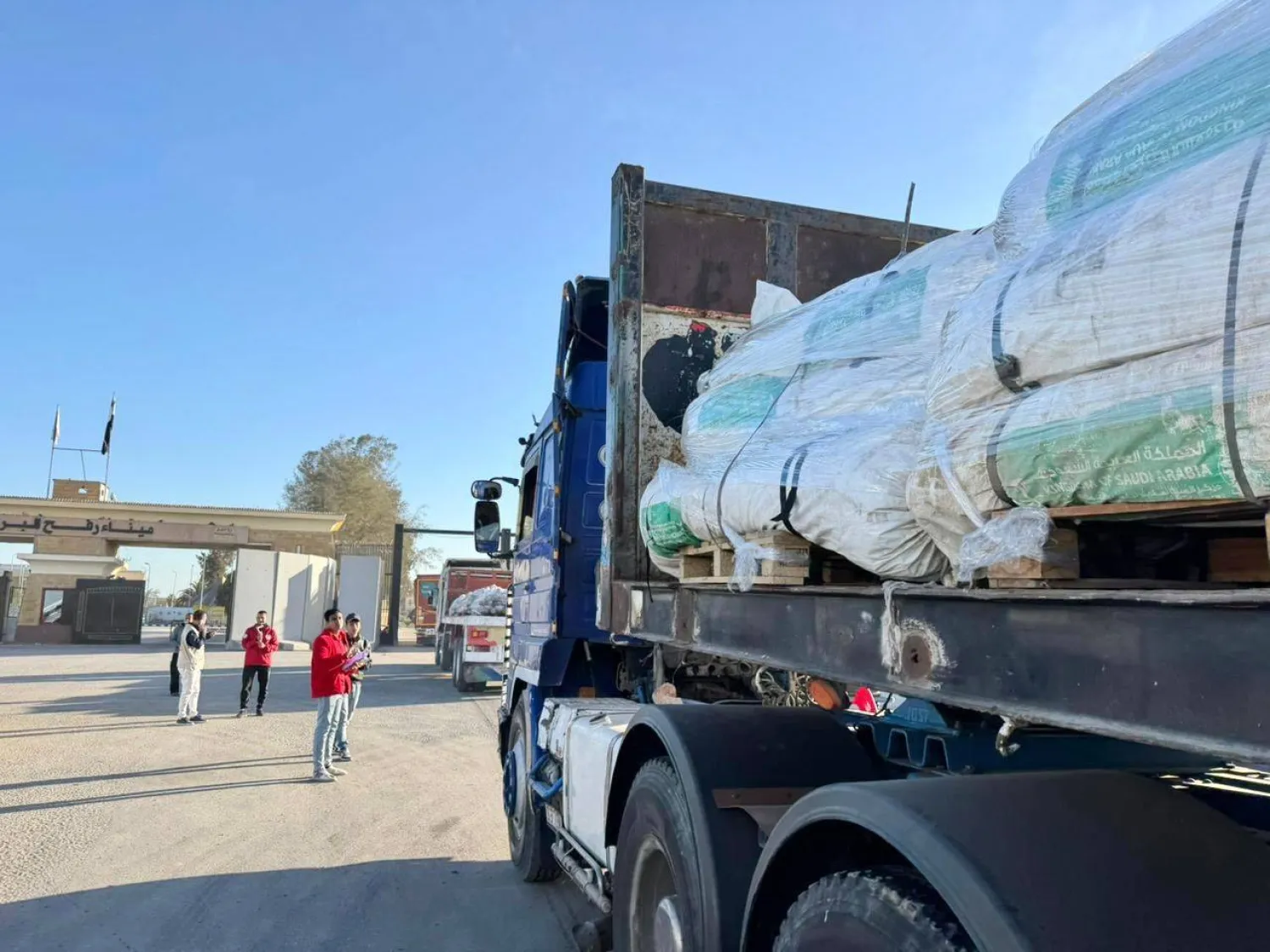 شاحنات محمَّلة بالمساعدات الإنسانية السعودية لدى عبورها منفذ رفح (مركز الملك سلمان للإغاثة)