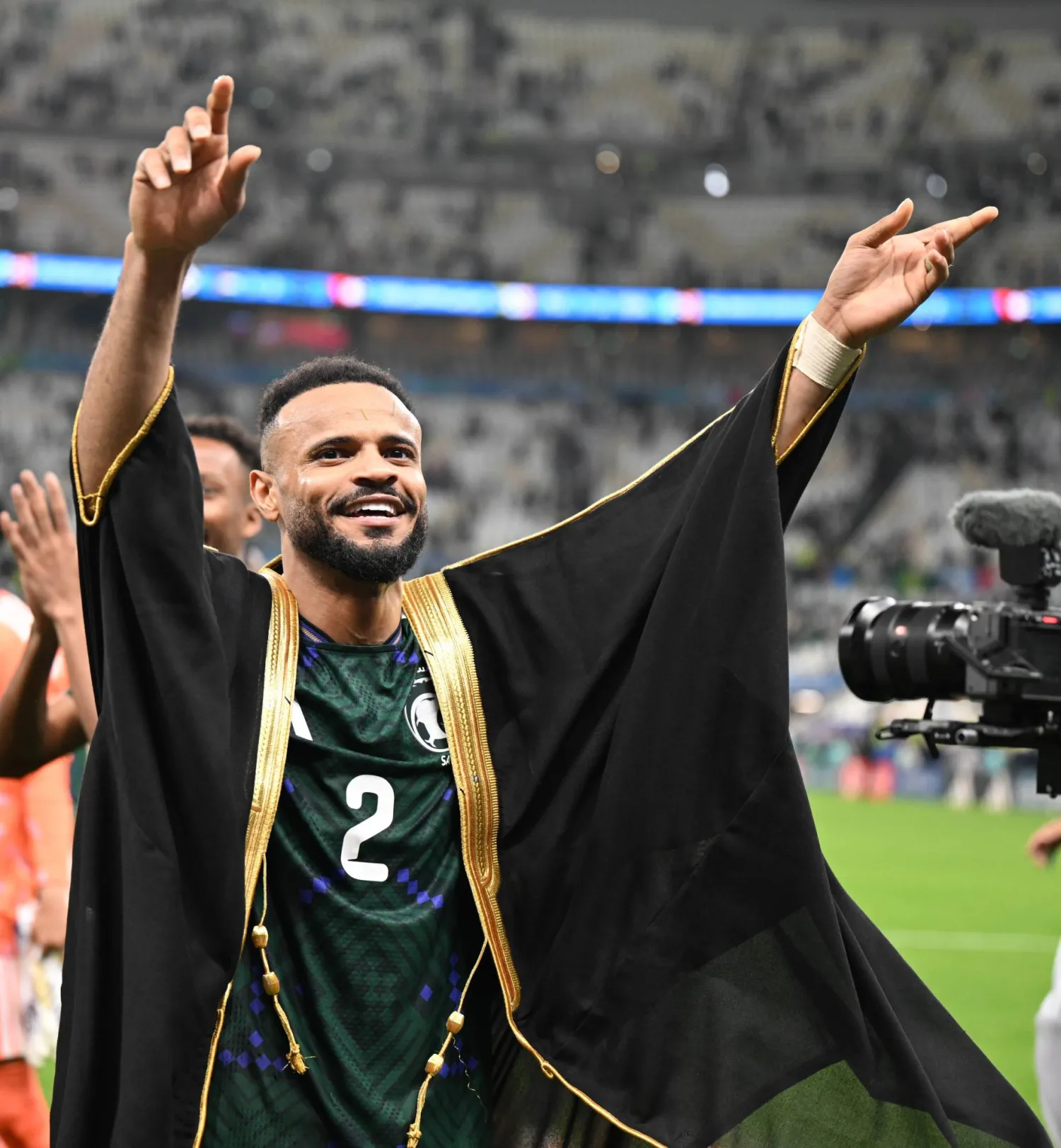 مجرشي مرتدياً البشت خلال الاحتفال بالتأهل (تصوير: بشير صالح)