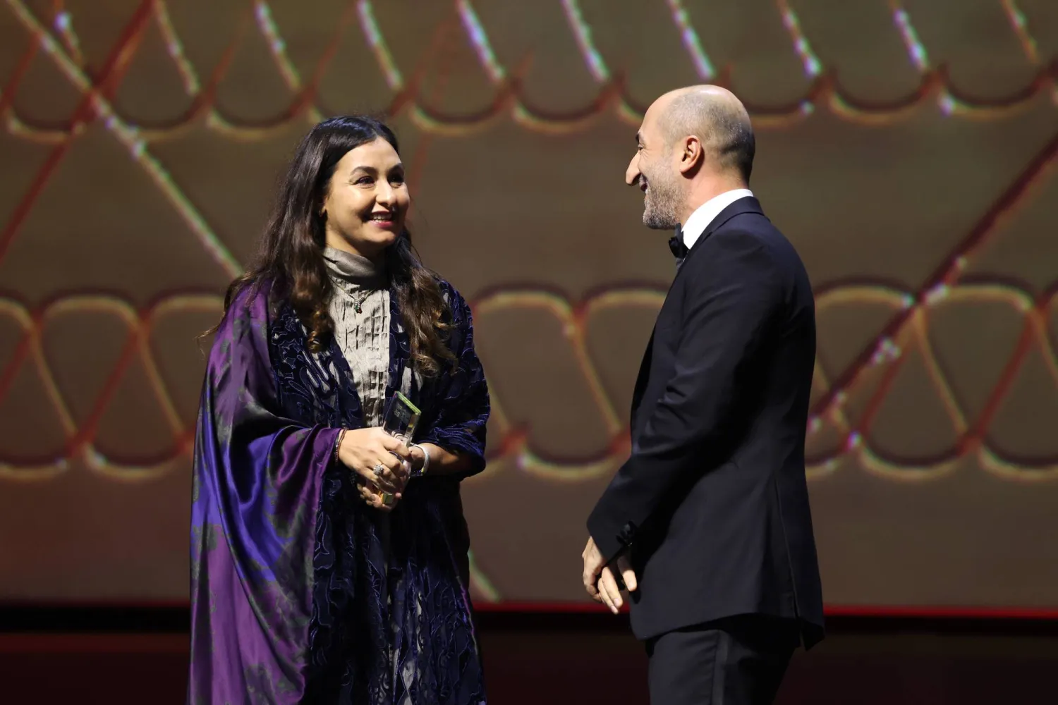 المخرجة السعودية شهد أمين تتسلَّم جائزة فيلم «هجرة» (المهرجان)