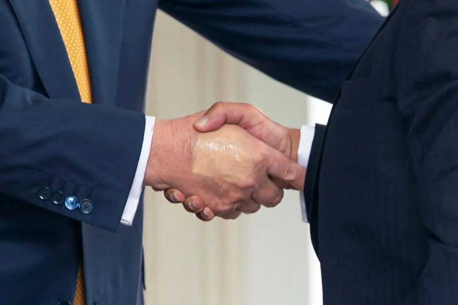 Trump, morluğa makyaj yapıyor (Arşiv- Reuters)