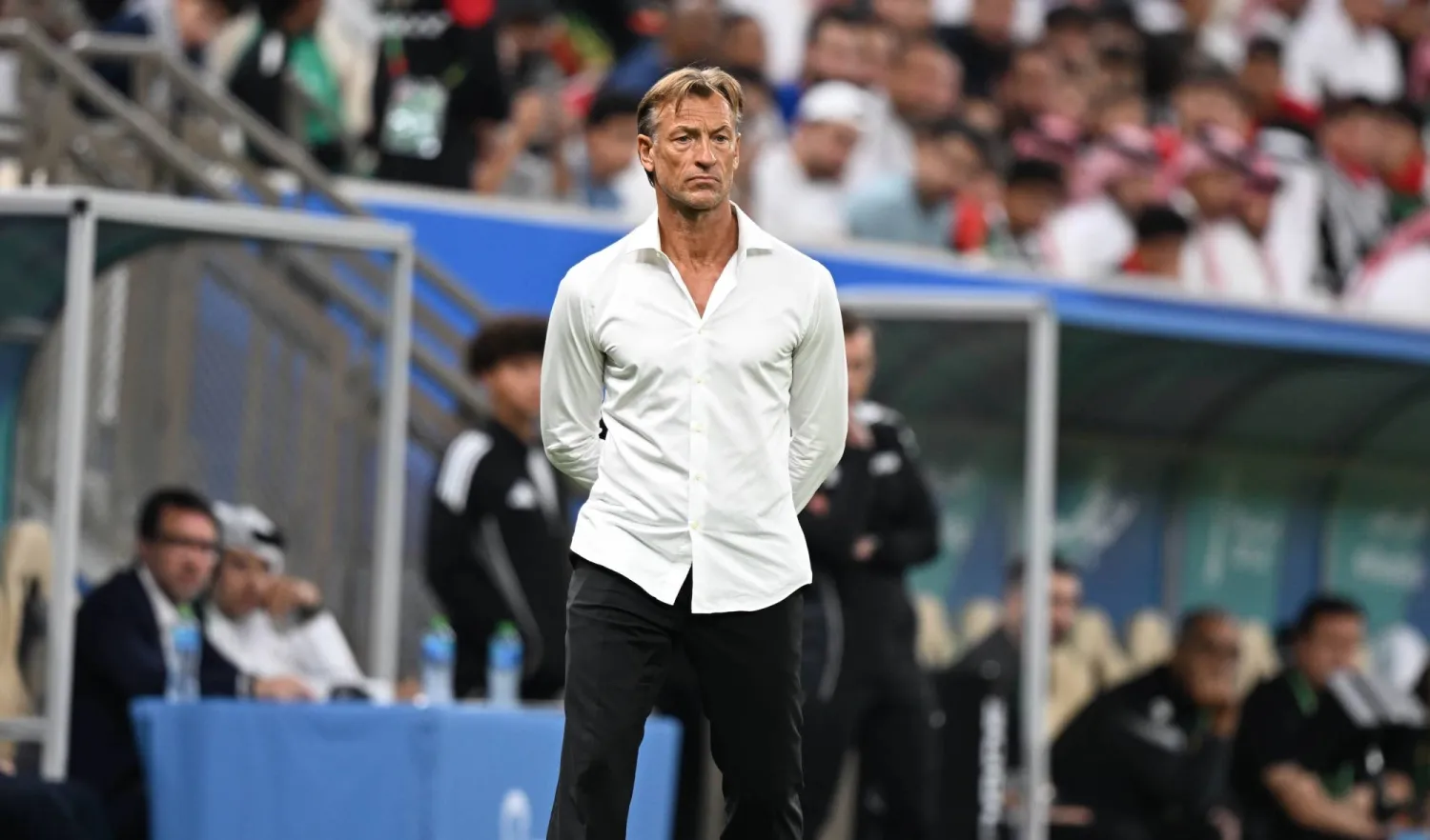 رينارد يراقب أداء لاعبيه خلال المواجهة (تصوير: بشير صالح)