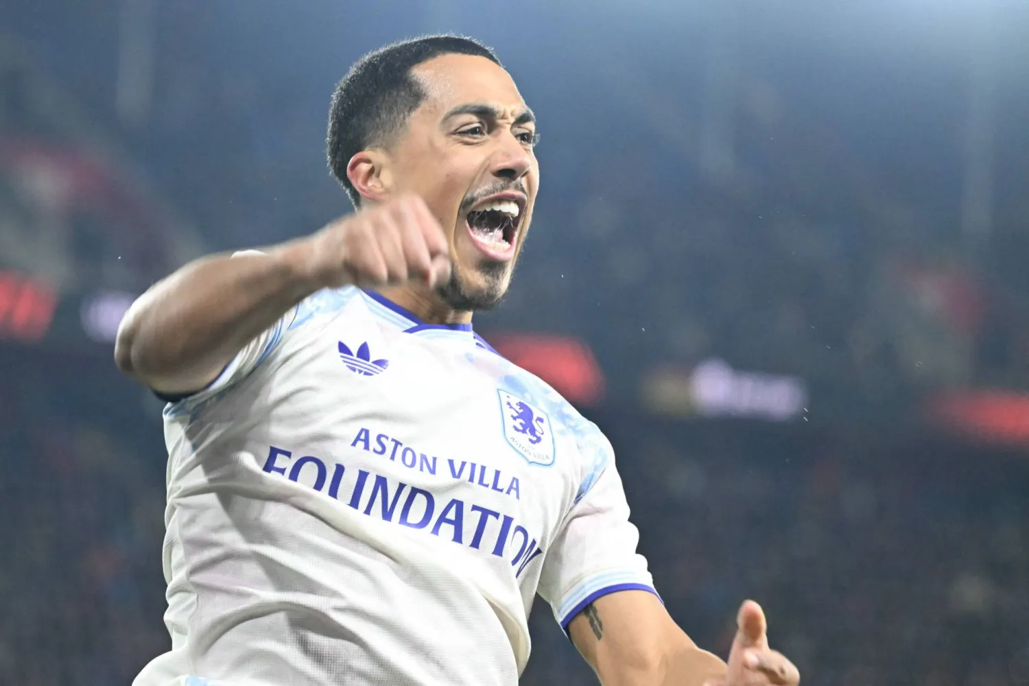  تيليمانس محتفلا بهدف الفوز لأستون فيلا (أ.ف.ب)