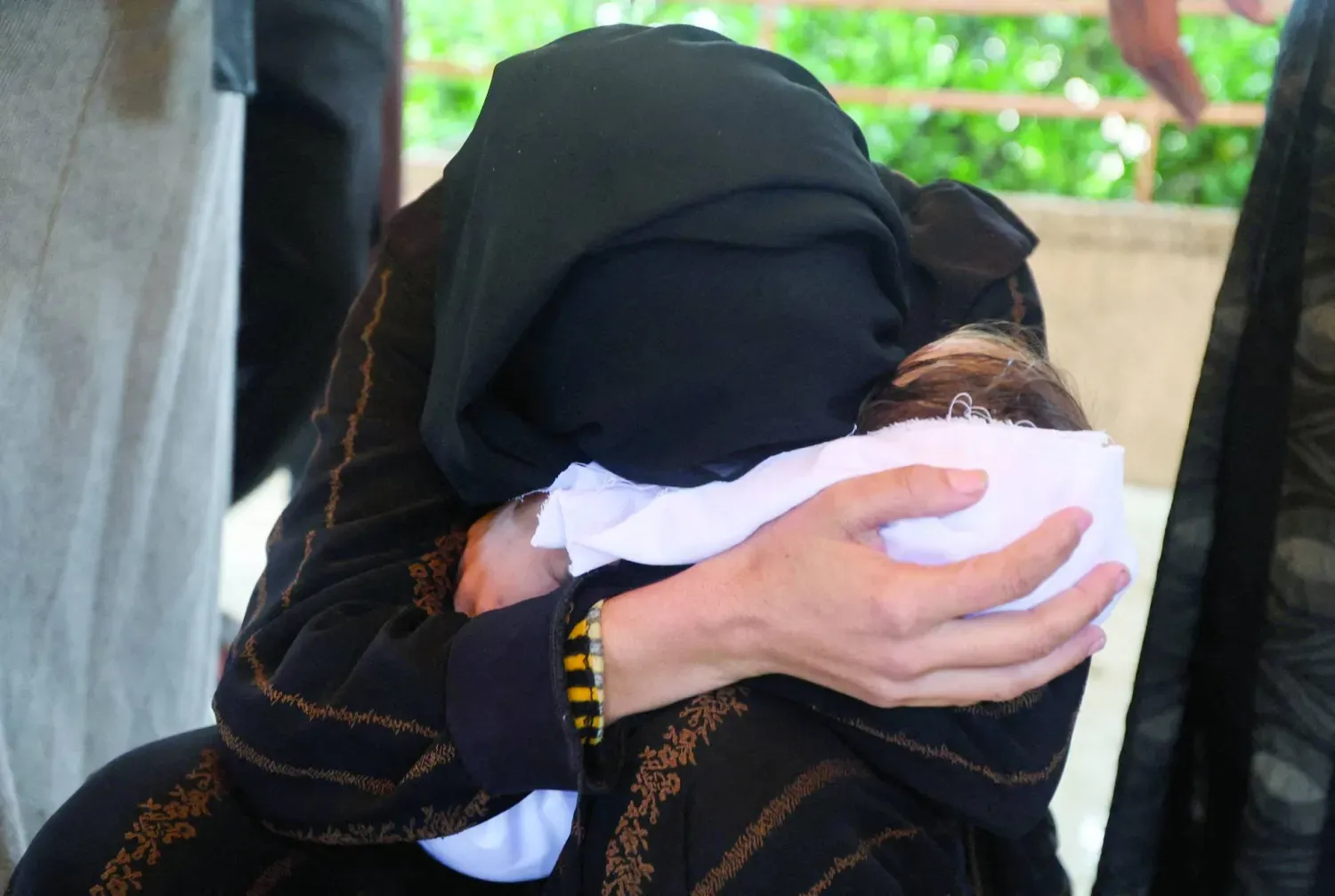 Filistinli bir anne, dün Han Yunus'taki Nasır Hastanesi'nde soğuktan ölen kız bebeğinin yasını tutuyor (Reuters)