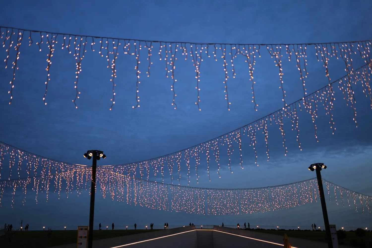 زينة الأعياد عند موقف للعبّارت في إسطنبول يوم الأربعاء 10 ديسمبر الحالي (أ.ب)