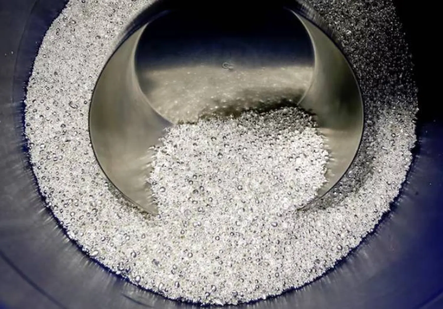 موظف يأخذ حبيبات من الفضة النقية في مصنع كراستسفتم للمعادن غير الحديدية بمدينة كراسنويارسك في سيبيريا (رويترز)