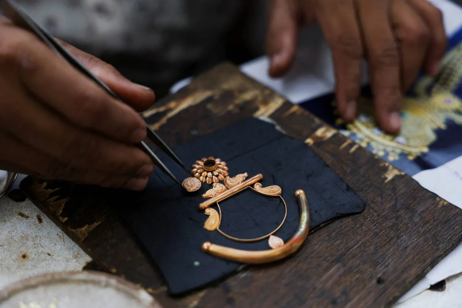 FILE PHOTO: A goldsmith works on a gold necklace at a workshop in Ahmedabad, India, October 8, 2025. REUTERS/Amit Dave/File Photo